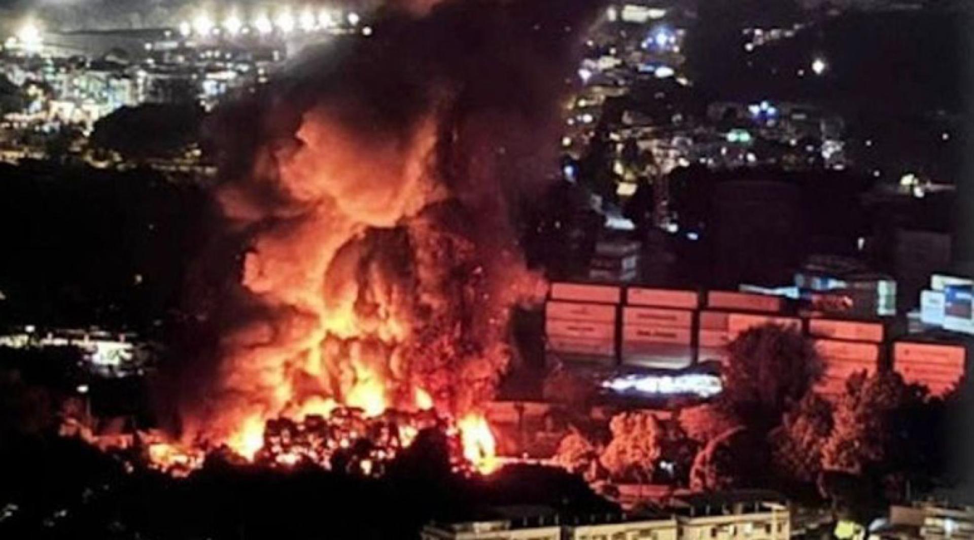 火灾现场传出多声爆炸巨响。