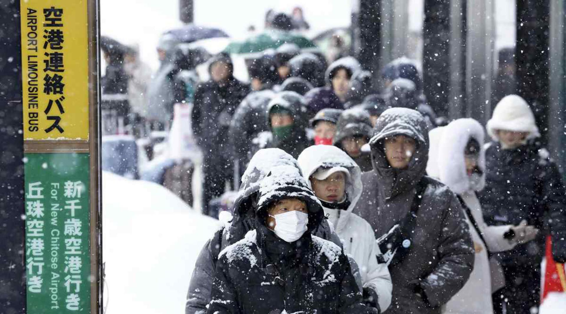 机场交通服务陷入瘫痪，不少人受困。