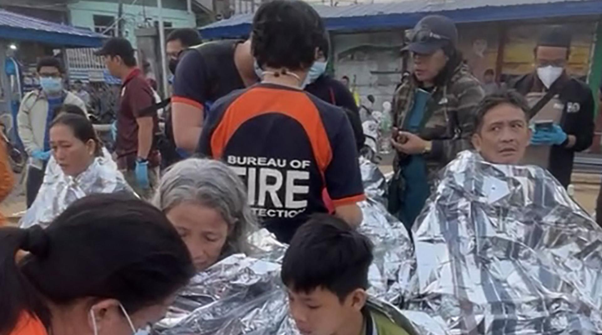 救援人员记录获救乘客资料。