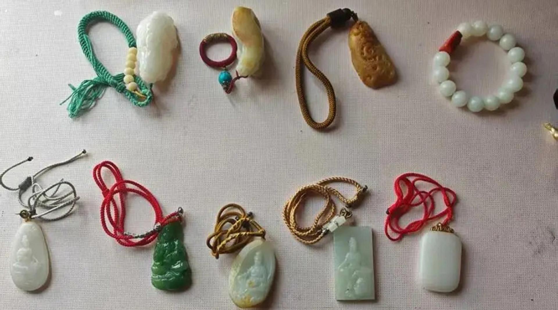 上海一名贪心保姆变卖前雇主的玉器图利。