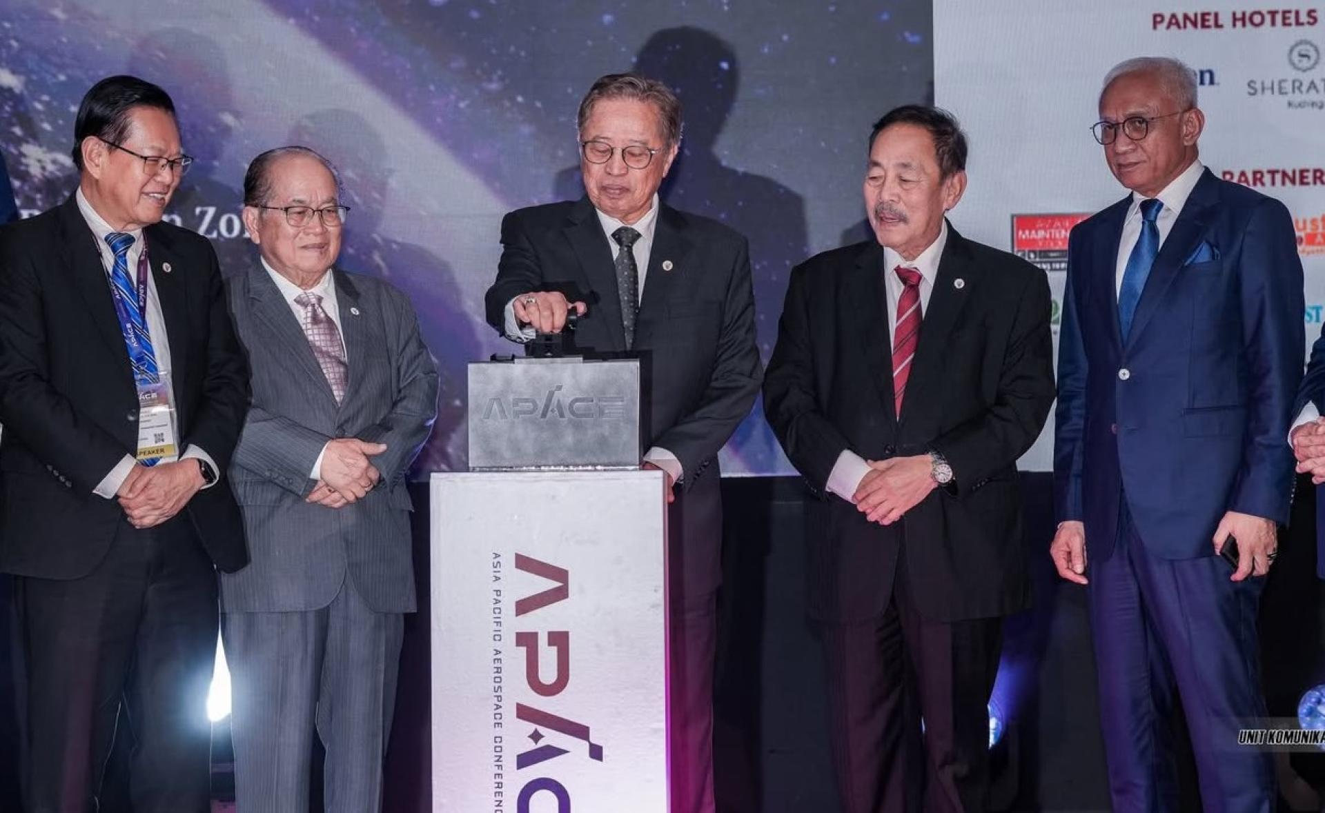 .砂总理阿邦佐哈里（中）为“2026年亚太航空航天大会与展览”（APACE 2026）主持开幕仪式。