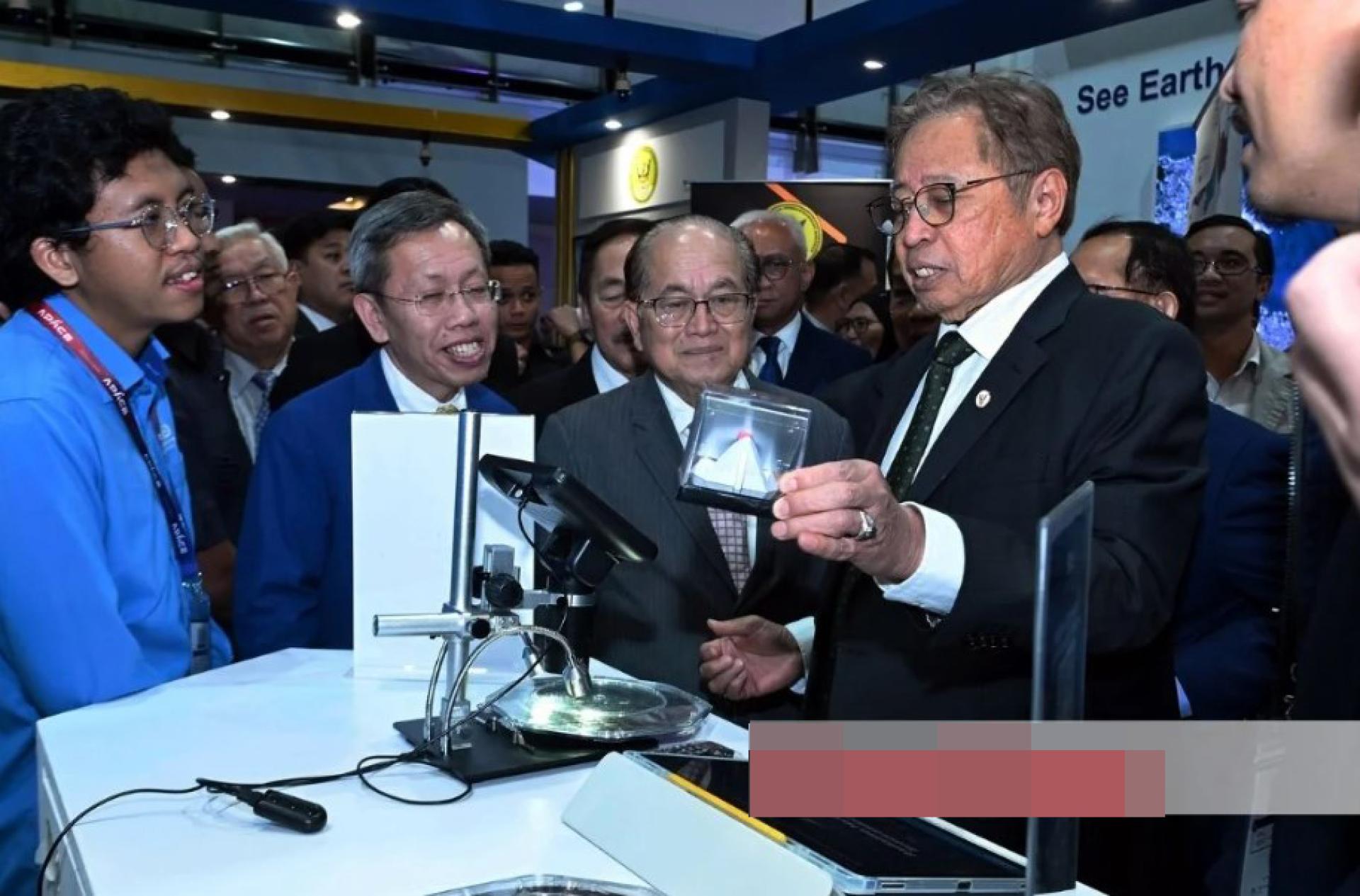 砂拉越总理拿督巴丁宜丹斯里阿邦佐哈里（右）参观展览摊位。陪同者包括砂副总理拿督阿玛道格拉斯及拿督阿玛沈桂贤医生。