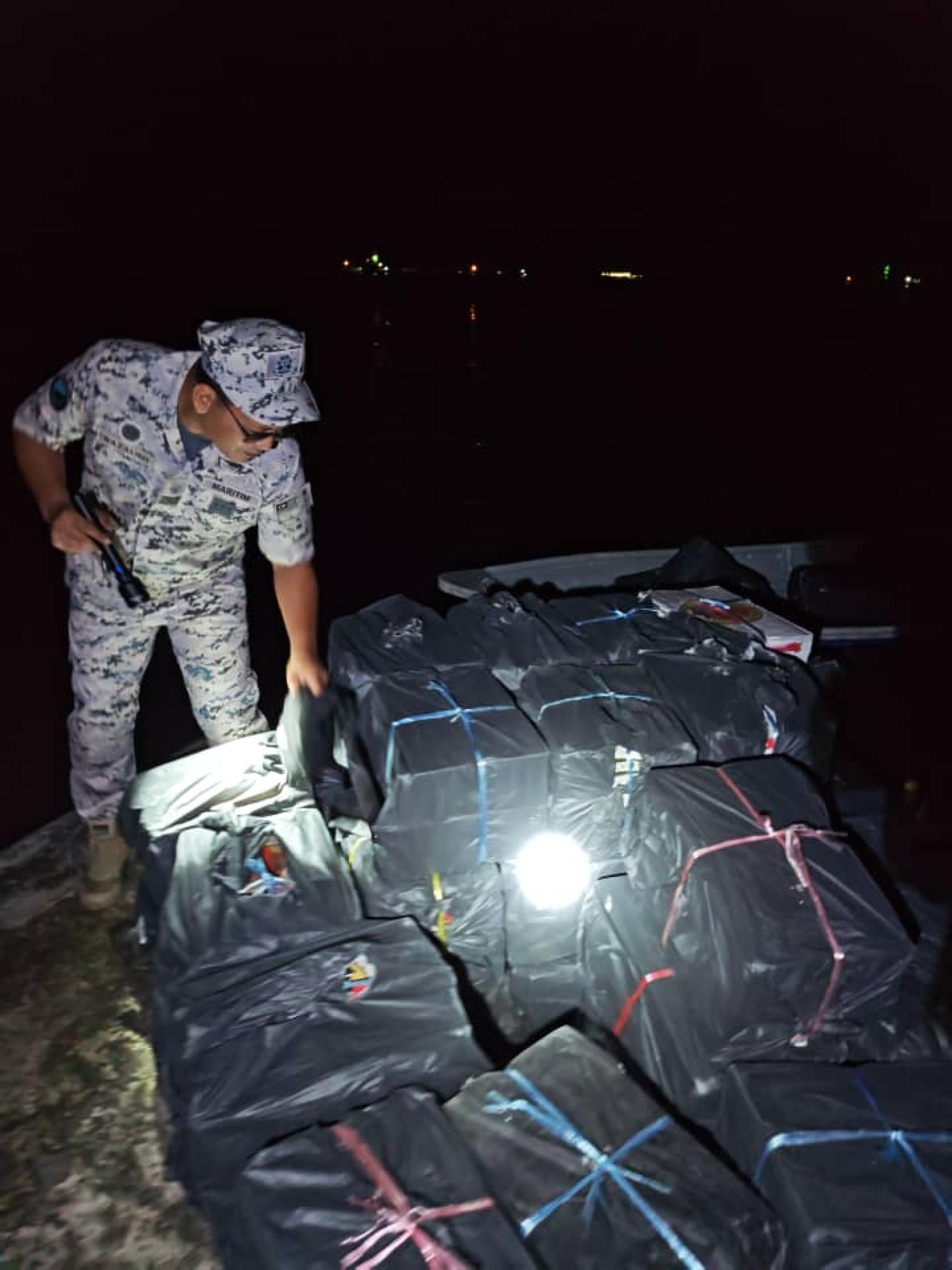 马来西亚海事执法机构美里海事区执法人员在船上发现大量疑为走私物品。