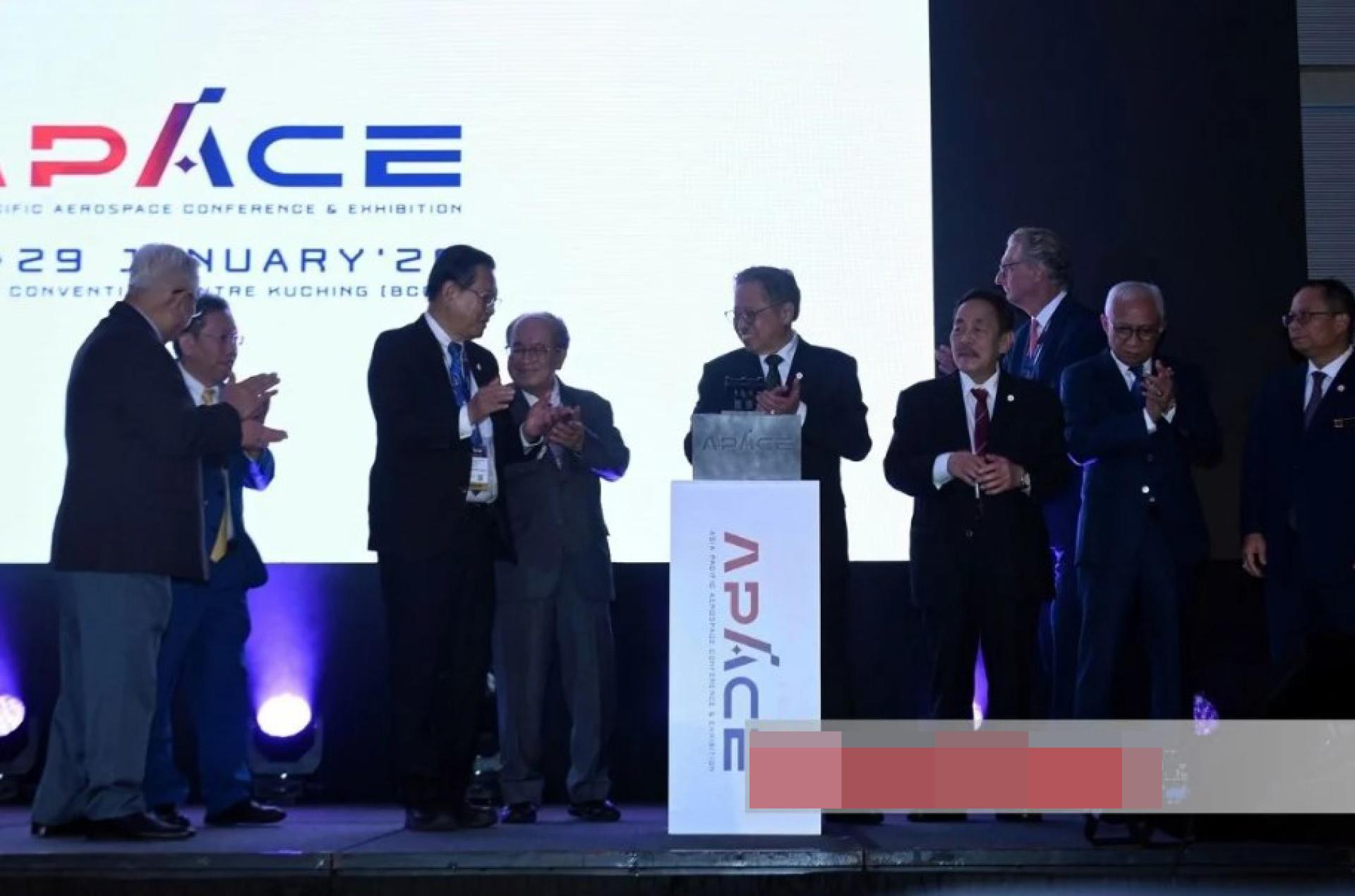 砂拉越总理拿督巴丁宜丹斯里阿邦佐哈里（中）主持亚太航空航天大会与展览（APACE）开幕，其他嘉宾在旁观礼。
