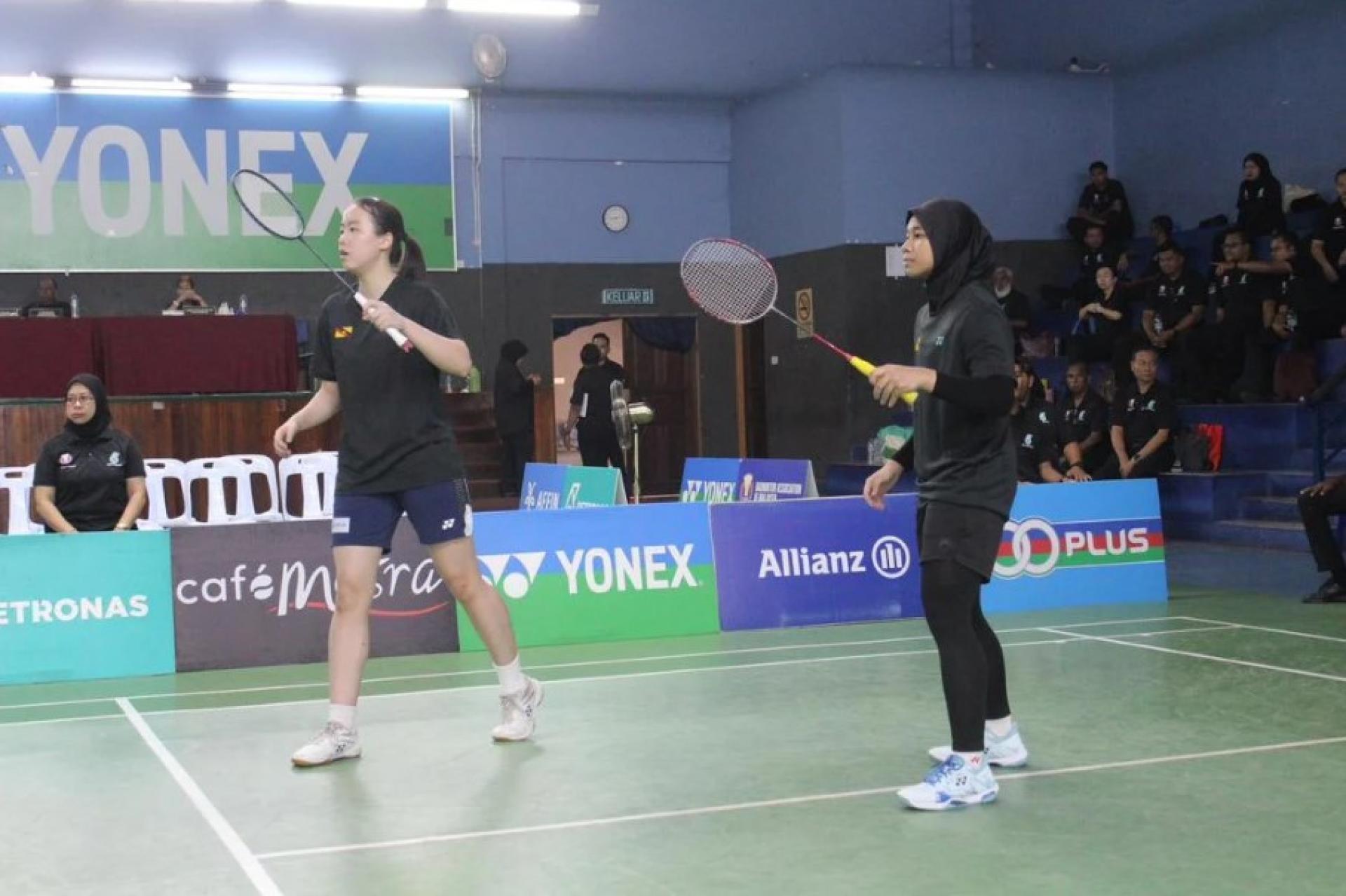 Genevie Lim（左）与瓦法启程前往欧洲，代表马来西亚参赛。