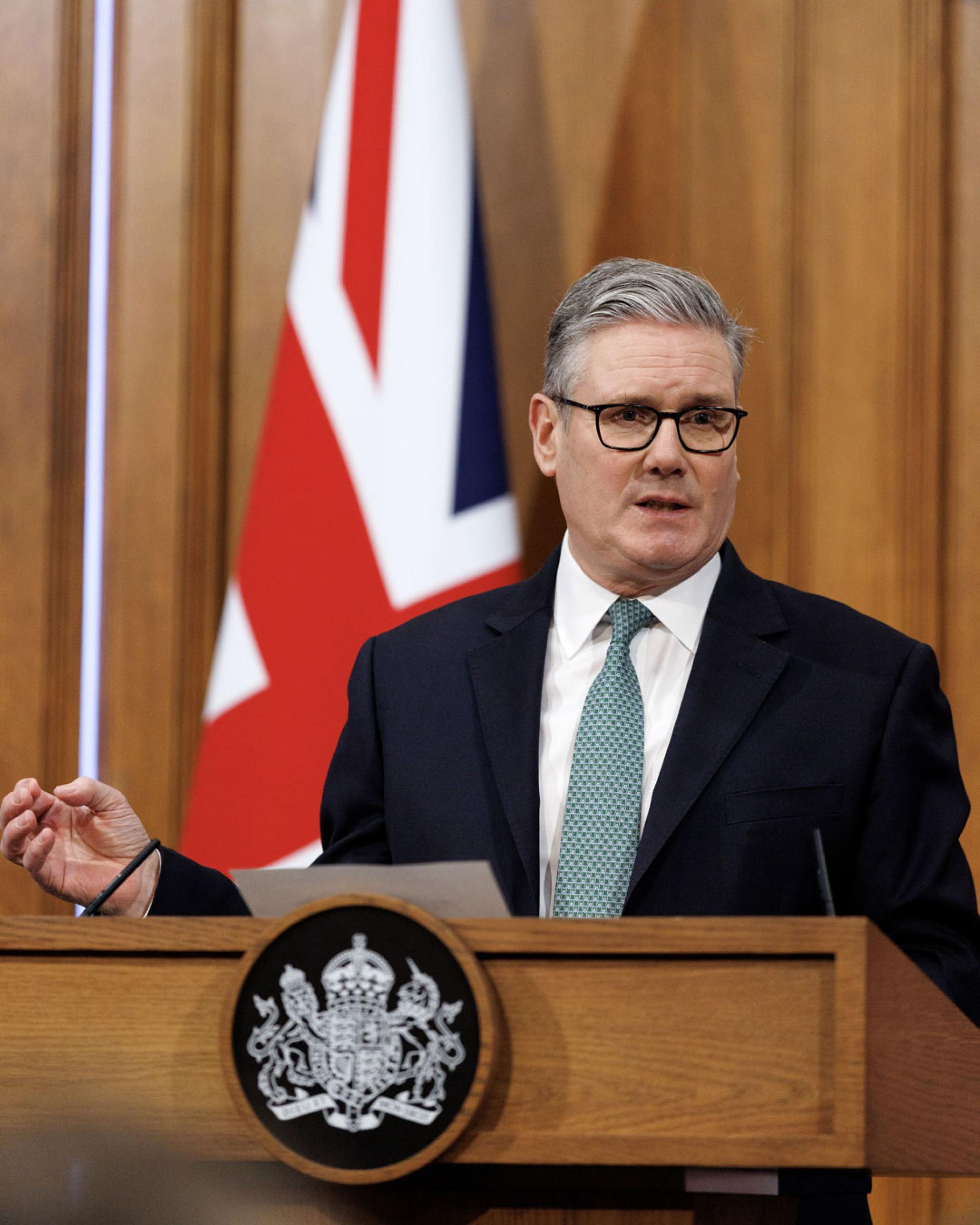 英国首相斯塔默将于29日在北京与多名中国领导人举行会谈。图为斯塔默19日在伦敦举行的新闻发布会上讲话。（图：新华社）