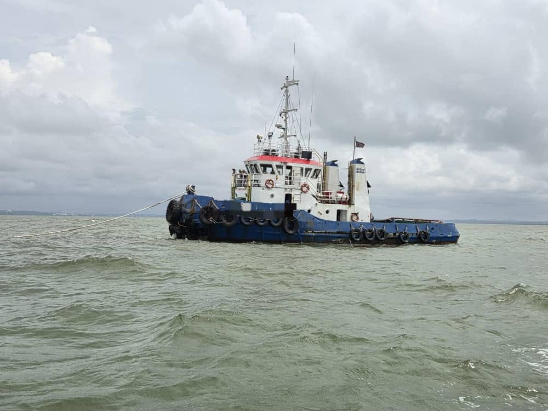 马来西亚海事执法机构民都鲁海事区昨日在民都鲁海域查获一艘拖船，因涉嫌违反多项法规而被扣押。