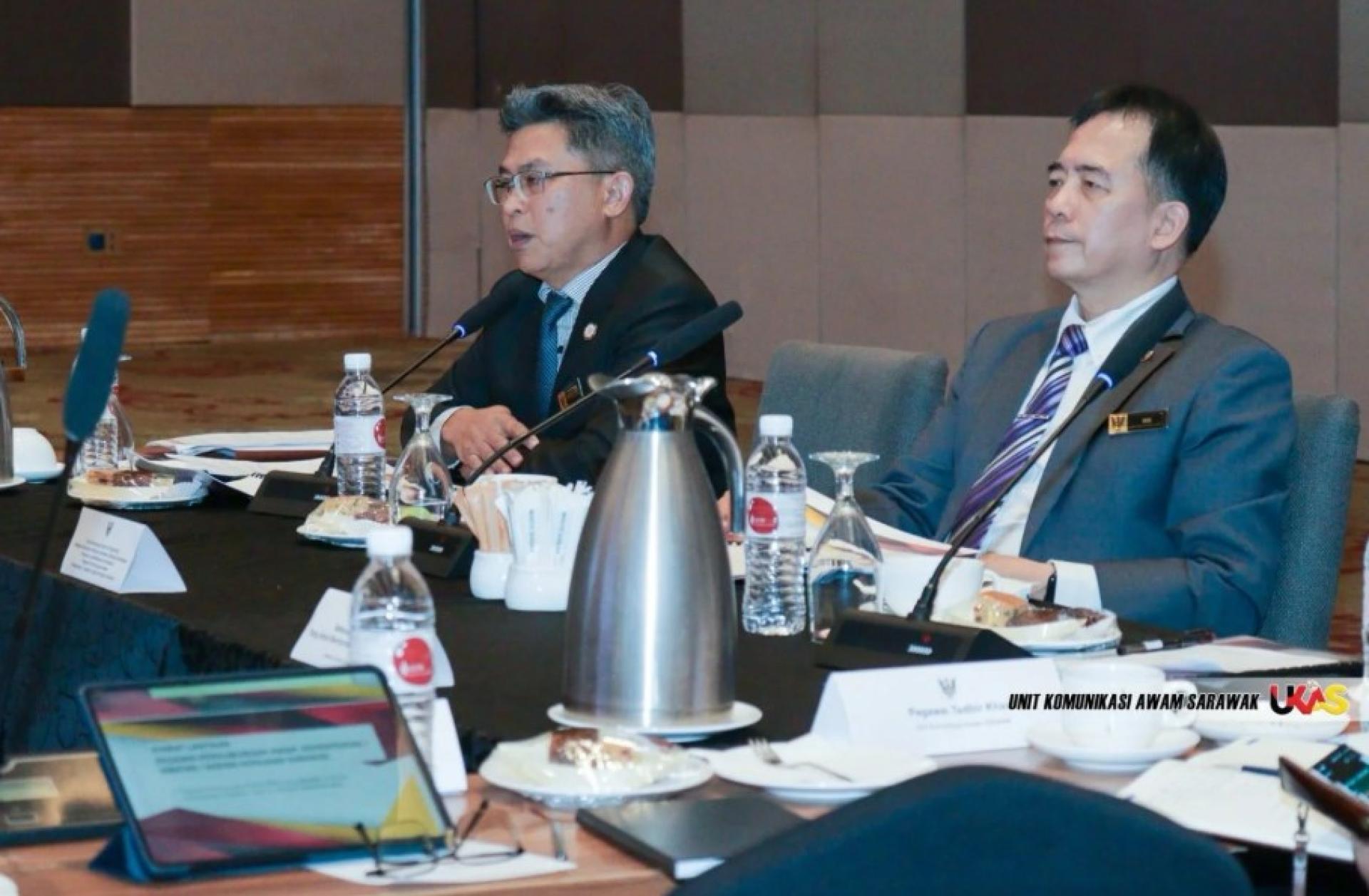 阿旺普特拉尤斯里（左）与许赞麒在会议中。