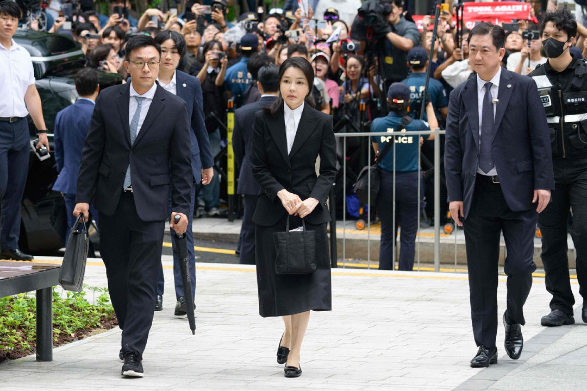金建希（中）被判1年8个月。