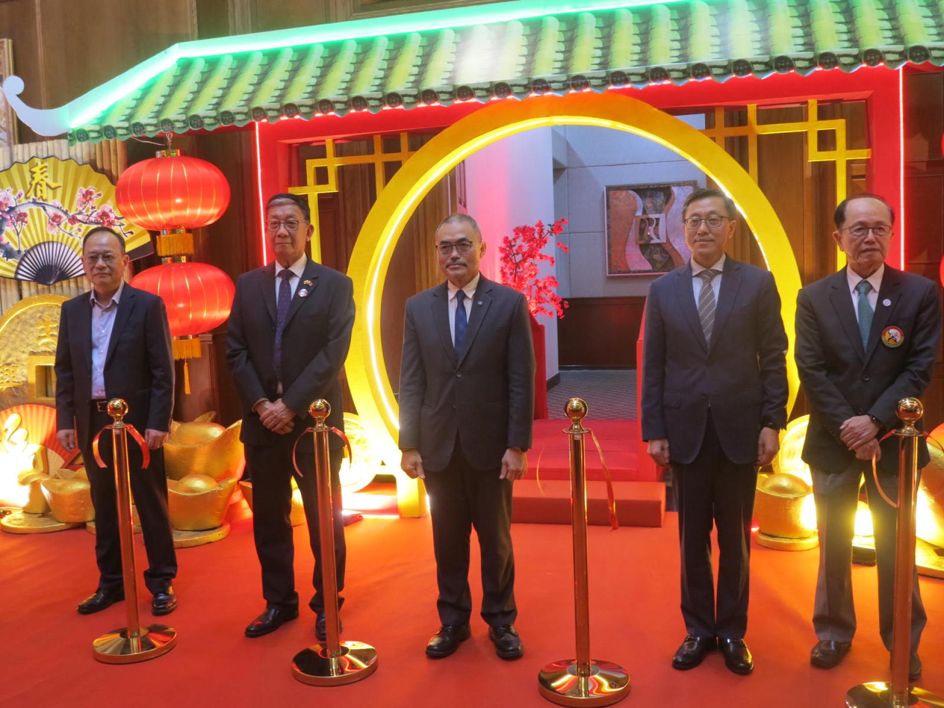 主宾首相署代部长兼财政经济部第二财政与经济部长拿督·凯鲁丁与中国驻汶莱大使陈少春、中国一带一路促进会会长洪建源、汶莱武术总会会长林文华共同主持中国日开幕剪彩仪式