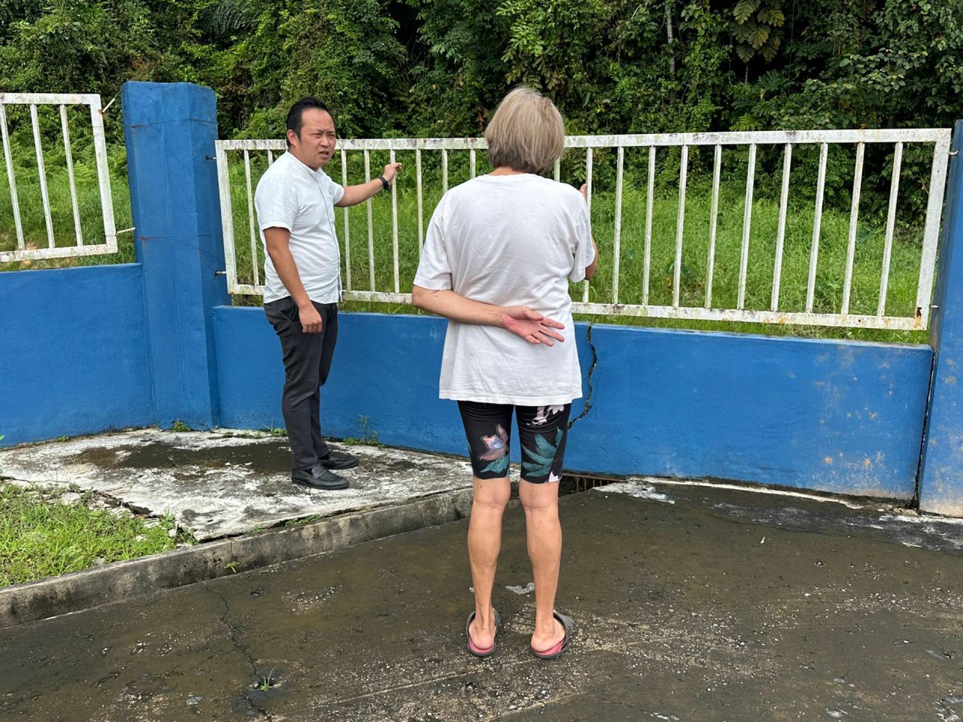 江峰年聆听受影响居民的心声与了解受影响情况。