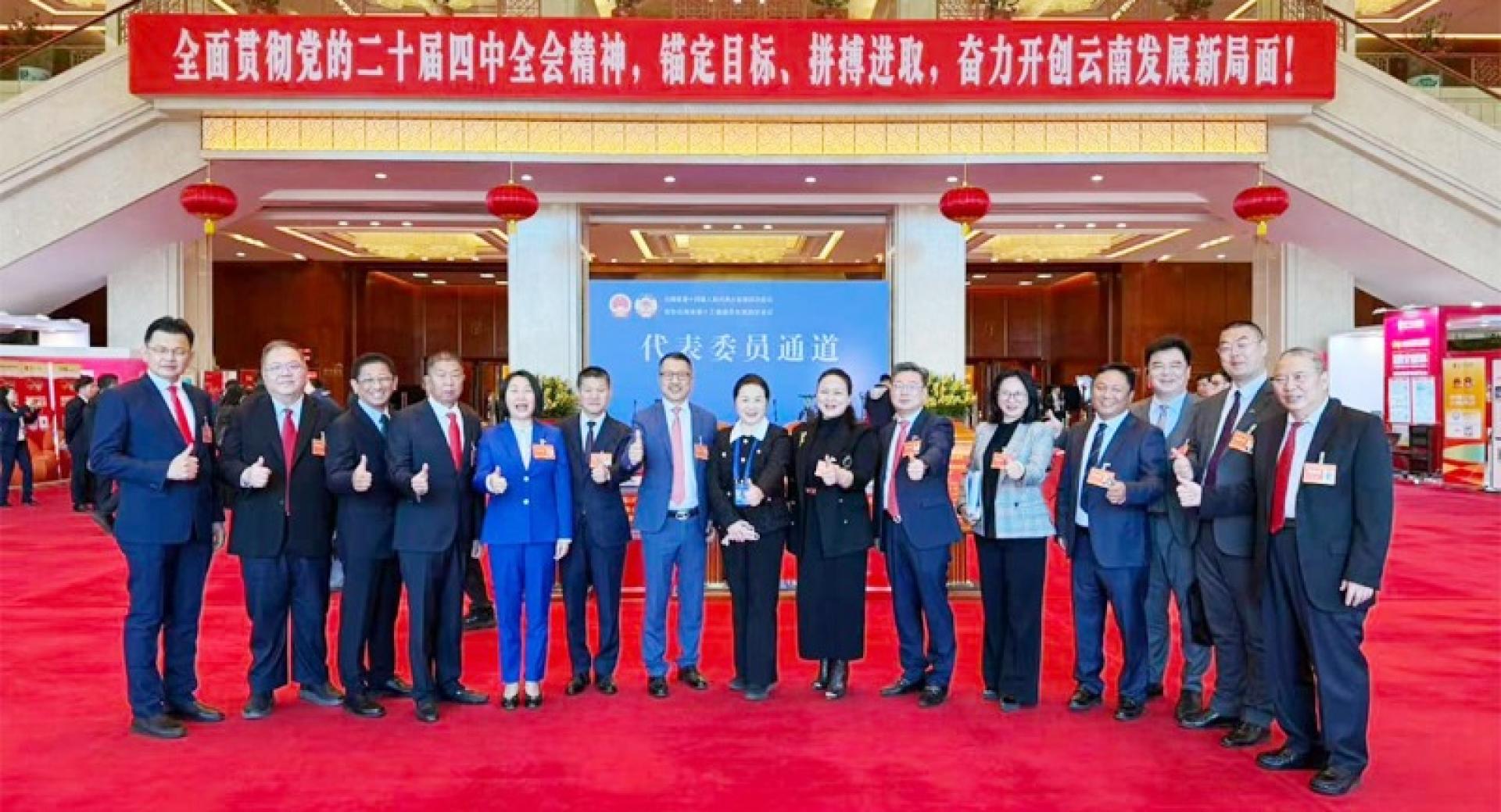 砂拉越中国友好协会常务副会长拿督黄国辉（左2）与出席云南省第十四届人民代表大会第四次会议的华人侨领大合照。