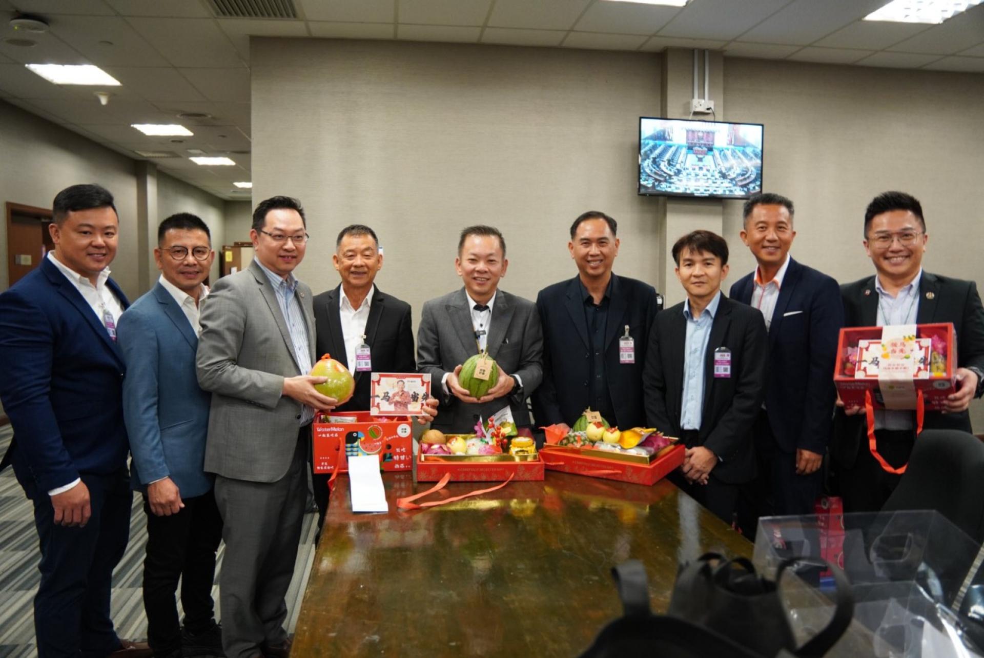 陈泓缣（中）周二携同果农公会到国会大厦，推广本地水果新春礼盒。