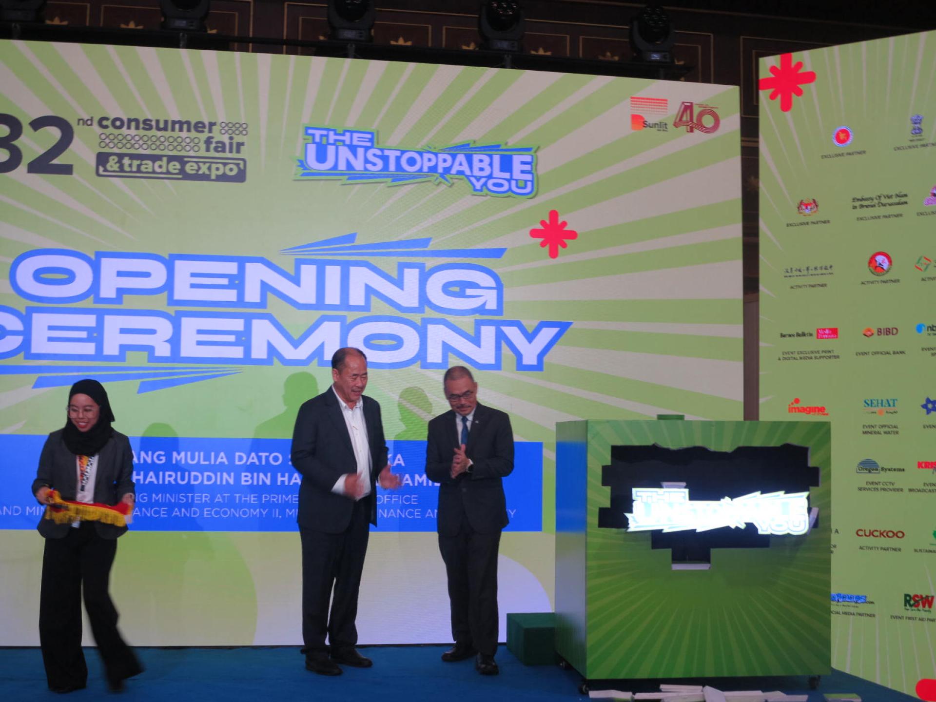 主宾首相署代部长兼财政经济部第二财政与经济部长拿督·凯鲁丁主持第32届消費展開禮，左為D’Sunlit Sdn Bhd董事經理陳嘉興