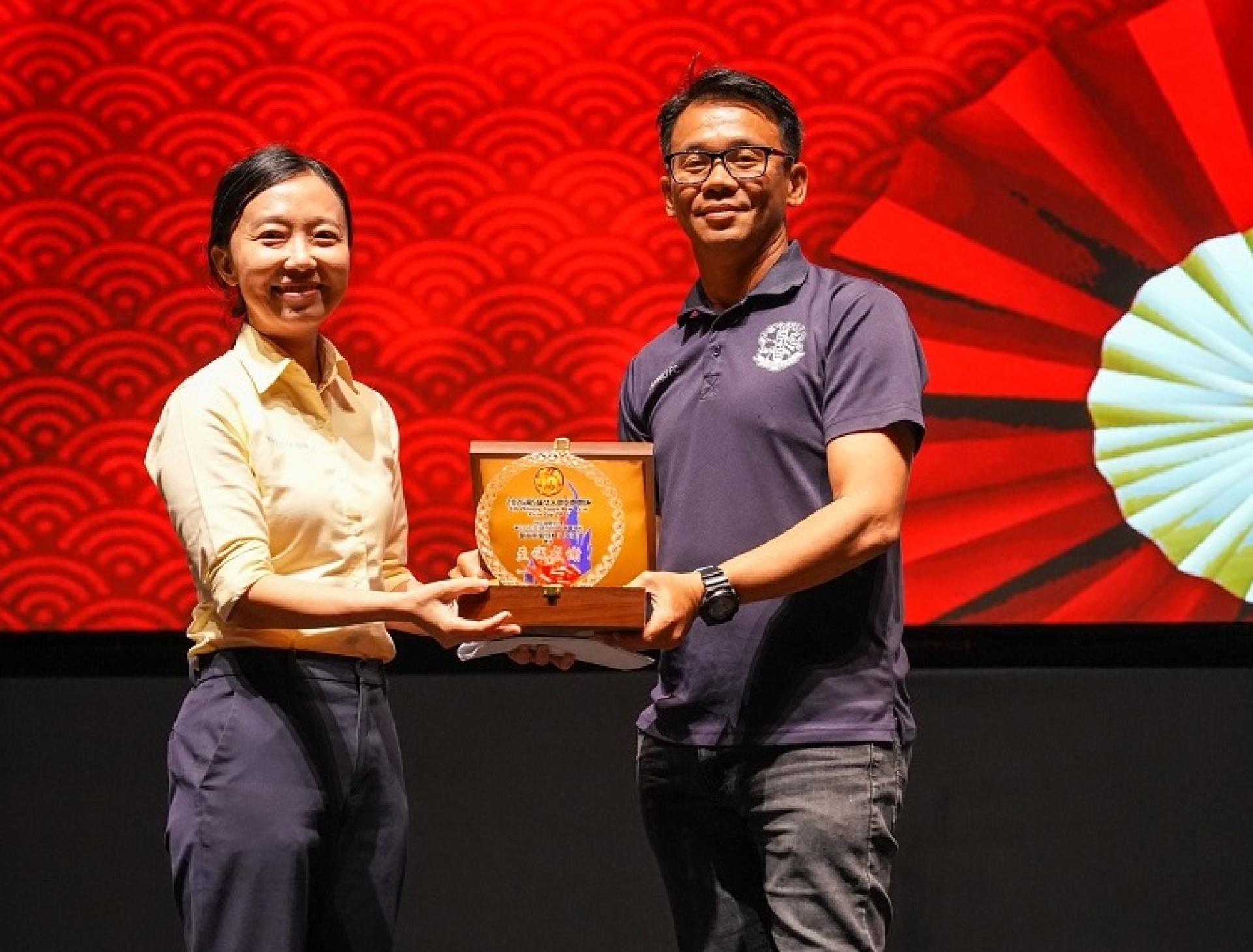 晚宴筹委主席陈实祥（右）赠送纪念品予代表砂副总理拿督阿玛沈桂贤医生出席主持颁奖典礼的砂总理政治秘书许德婉。