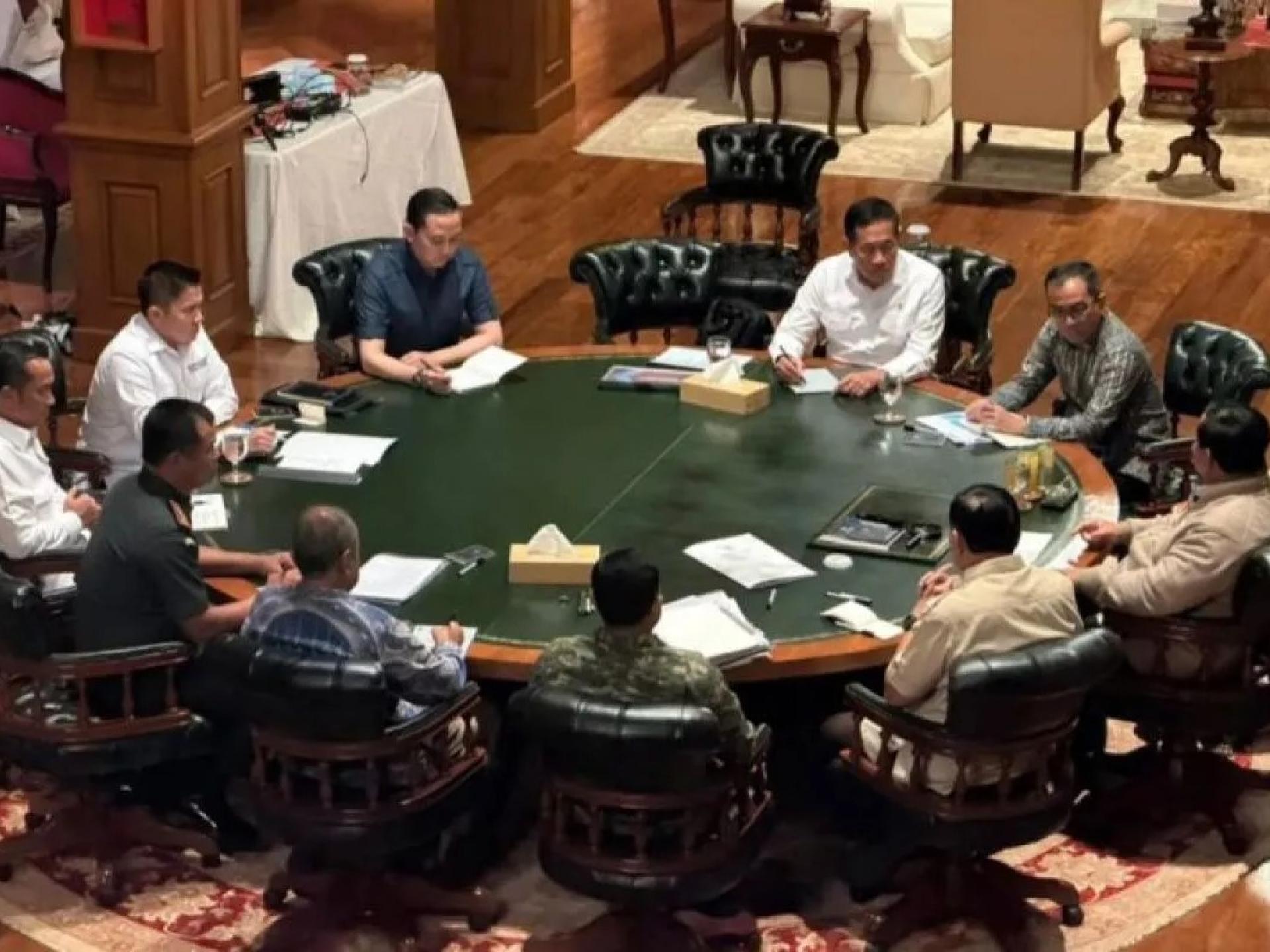 印尼总统普拉博沃·苏比安托周二在西爪哇省茂物汉巴朗官邸主持内阁闭门会议，商讨印尼与英国顶尖大学教育合作事宜。