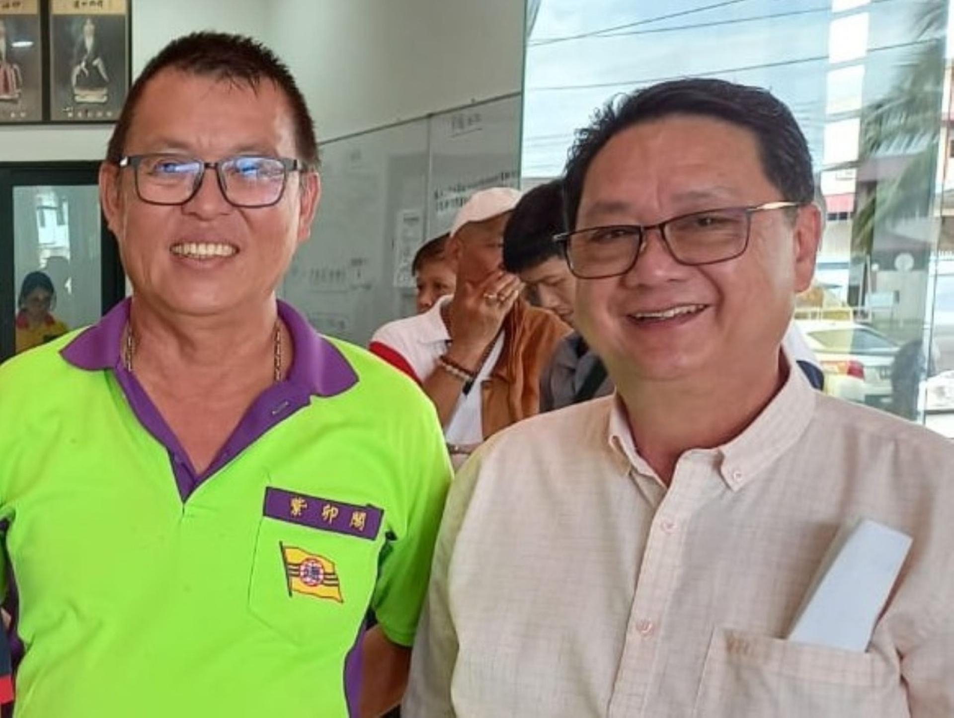 紫卯阁阁长温燕清（左）公布该阁将办“万马奔腾”挥春比赛细则，右是传香阁紫河阁署理阁长拿督李奇生。