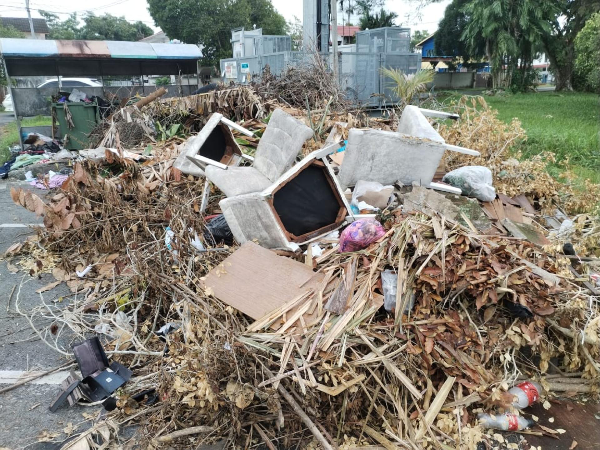 碧珊园店屋前，出现承包商违规乱弃建筑废料，影响环境整洁。