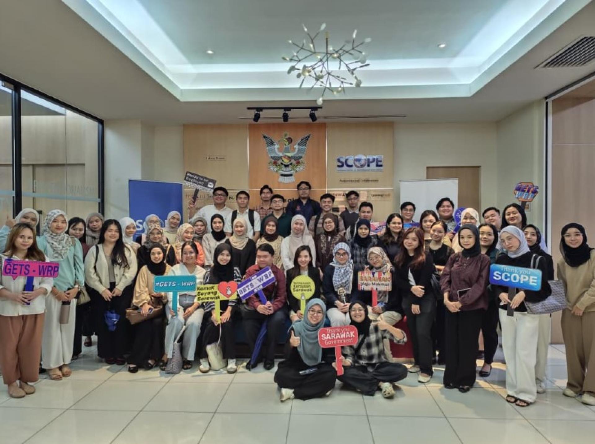 GETS-WRP今年1月期学员，在马来西亚科廷大学（Curtin University Malaysia）讲师Dr Ting Qian Hui主持的首堂培训课程中上课。