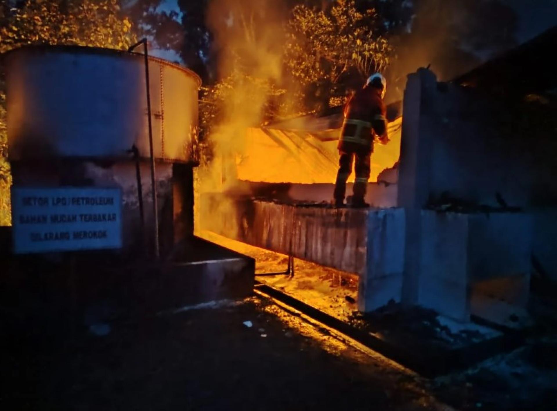 消防员赶赴火灾现场展开救援行动。