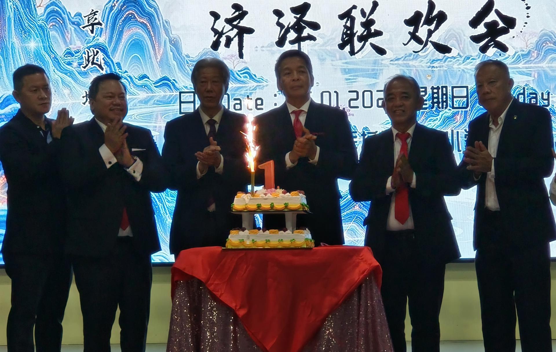 左起为郑思伟阁长、多米尼克、贝清湛阁长、主宾拿督丹尼斯奥、本固鲁叶增城阁长及拿督洪锡倡阁长，一同进行切蛋糕仪式。