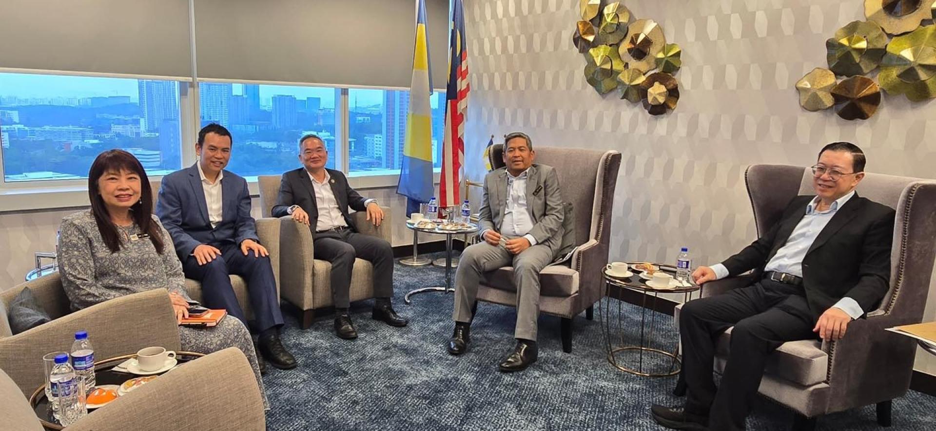 林冠英（右）一行人与阿布达立克（右2）就税务课题展开了一次非常建设性及富有成效的交流与讨论。出席者包括林慧英（左起）、张哲敏及邱培栋。