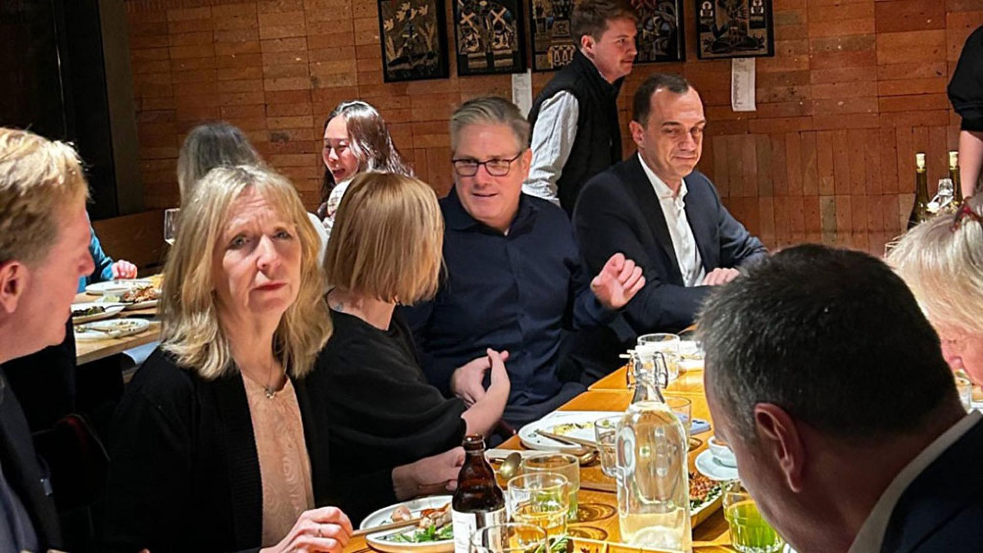 英相斯塔默（右二）与陪同人员在餐厅享用滇菜。