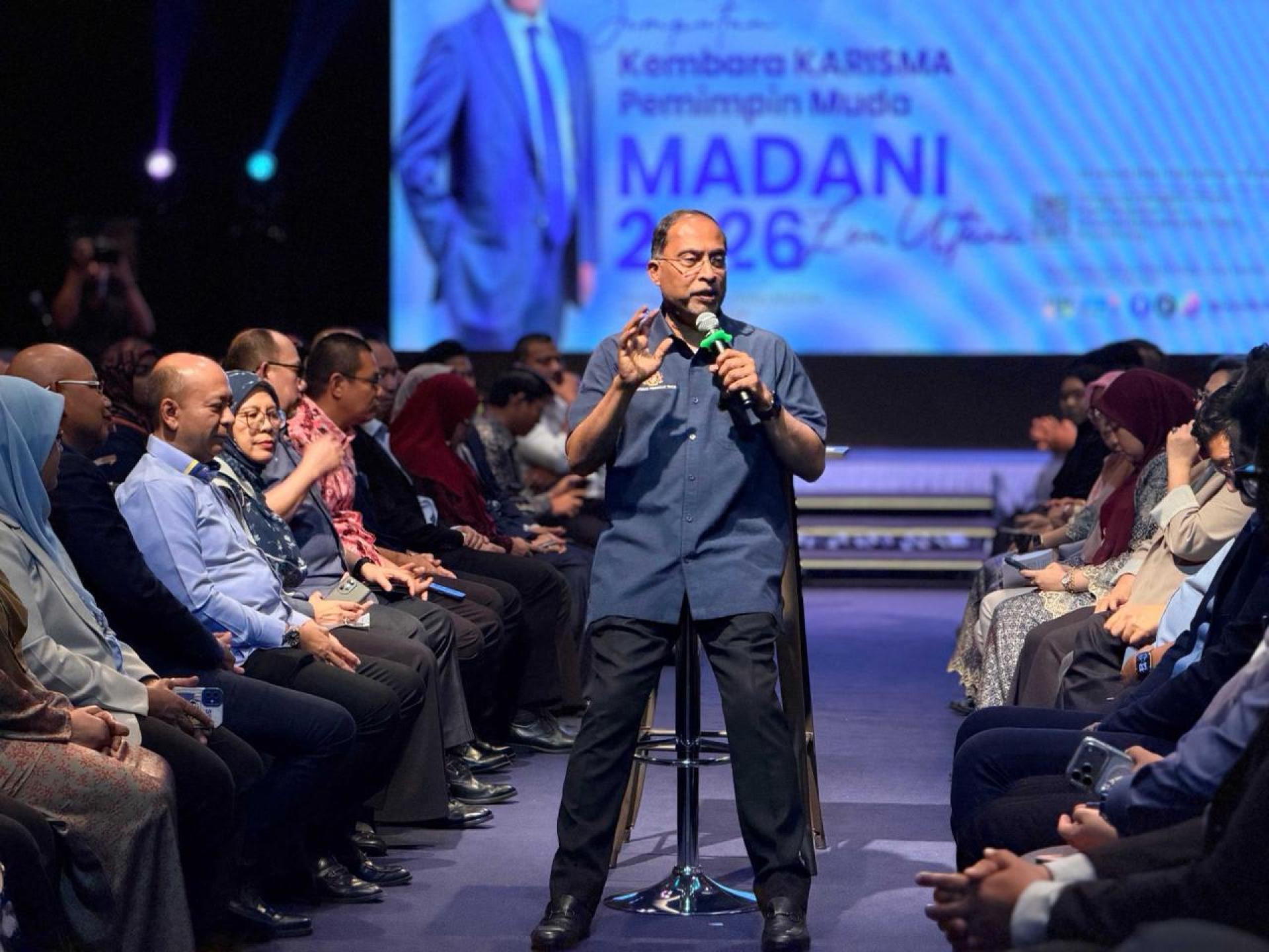 赞比里与出席者进行交流。