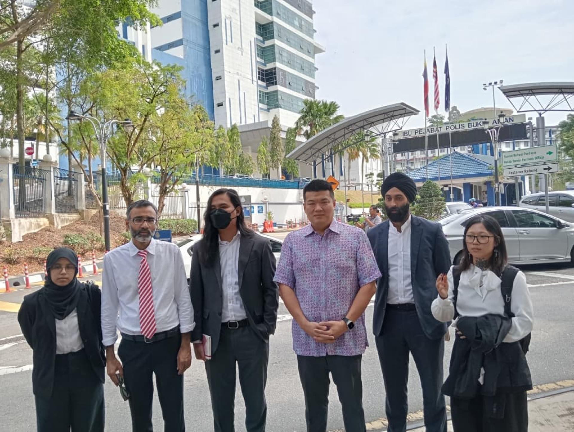 刁健城（右3）等人在进入警局前合照，左2起苏仁登、再益马烈和马哈佐星（右2）。