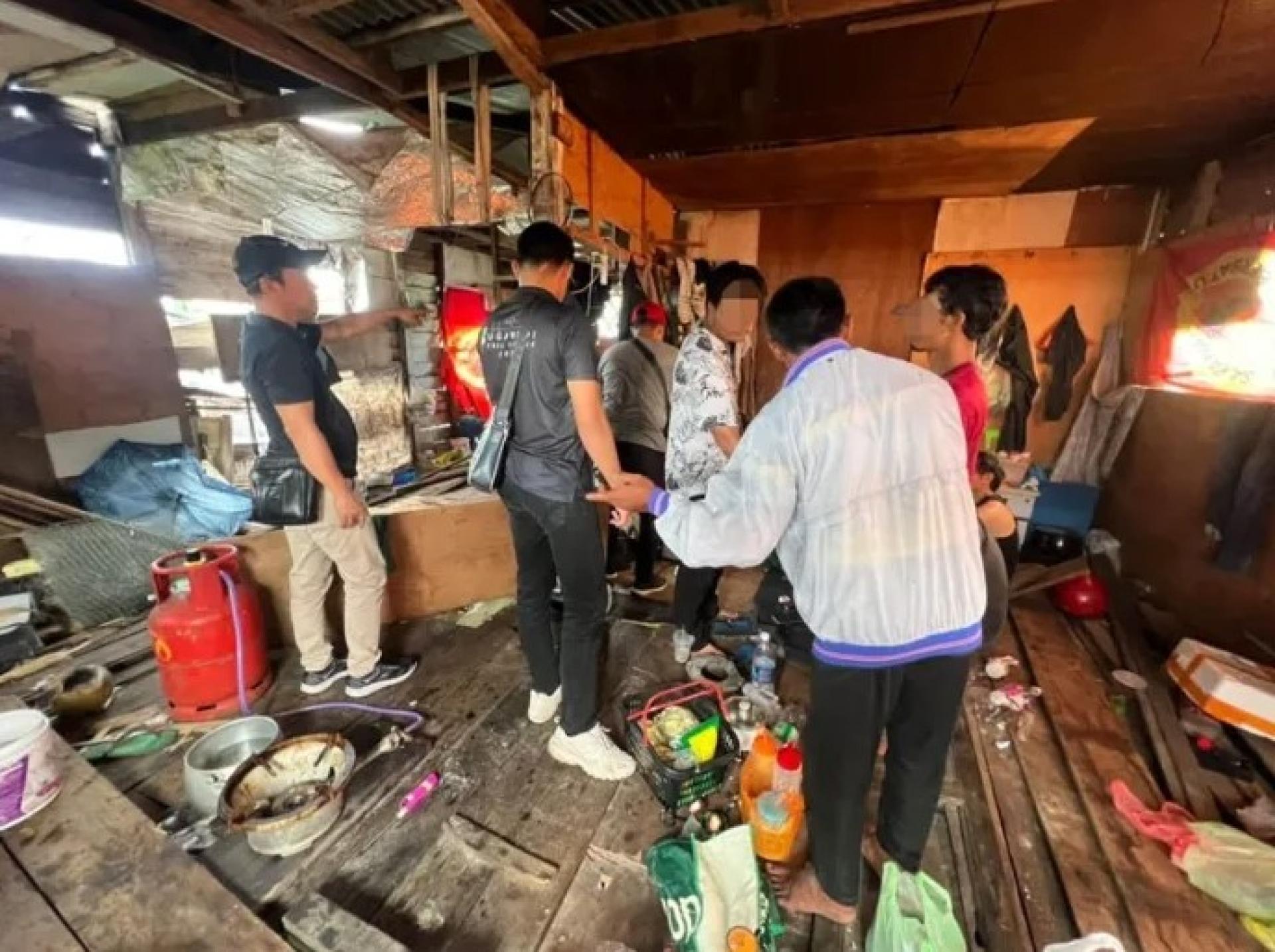 警方于1月25日至27日在古晋展开三日“Ops Tapis Khas”行动，突击搜查相关场所。