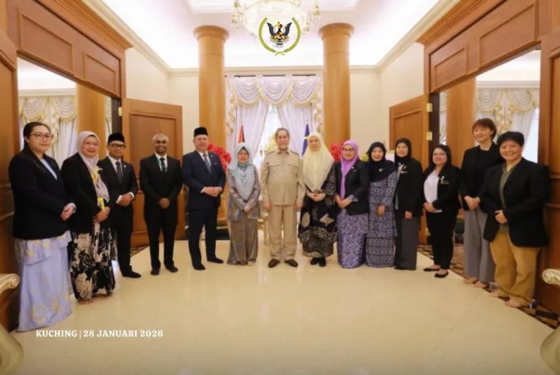 2026年1月28日，旺朱乃迪（右8）及其夫人傅齐亚（右7）与陈赛明（左6）及其他官员在古晋砂拉越州行政中心进行礼节性拜访。