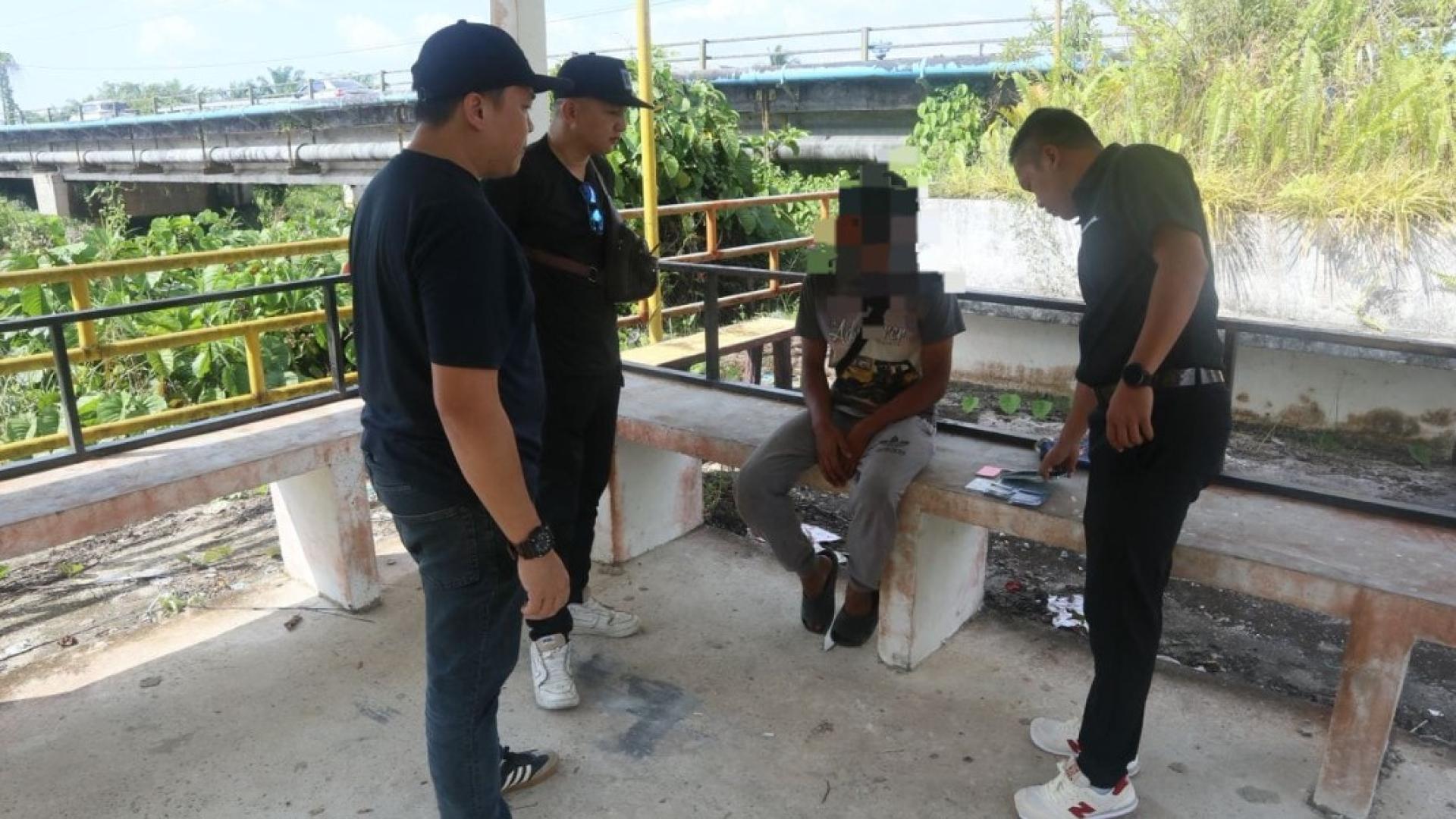 砂拉卓刑事调查组人员拘捕并调查涉嫌参与非法博彩活动的嫌疑人。