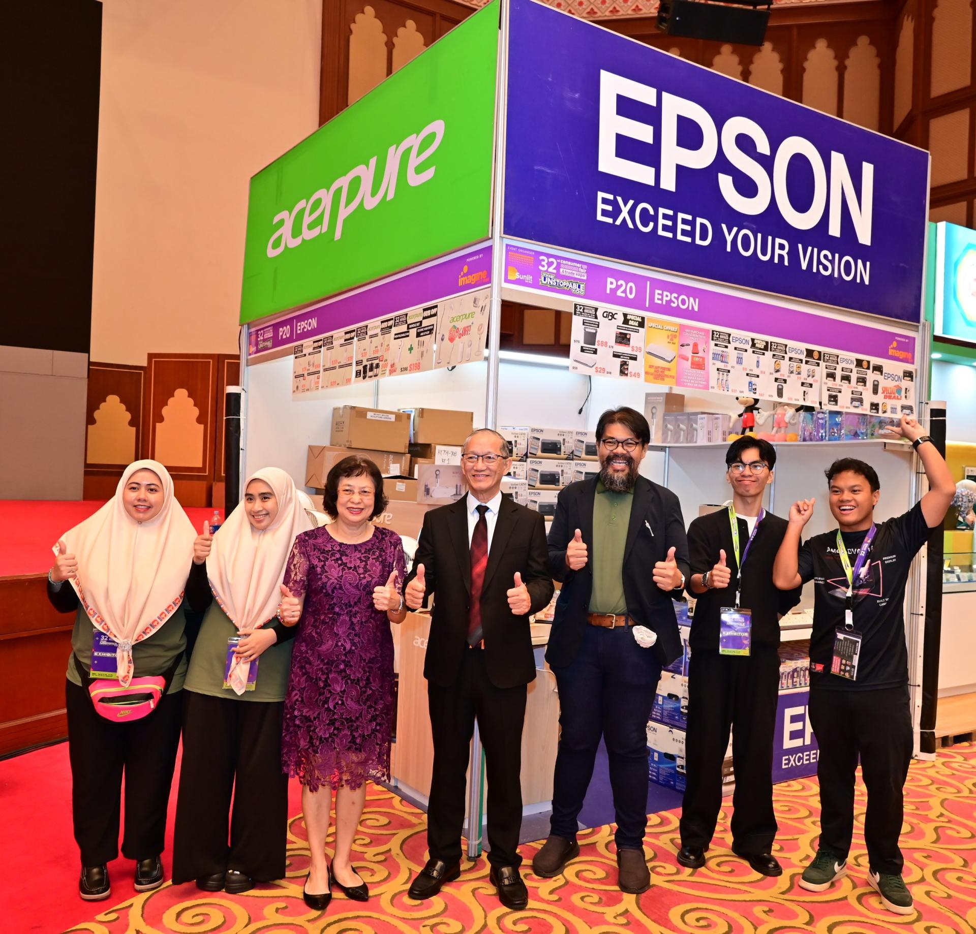 Concepts Computer 总经理 包平生伉俪在EPSON展区与公司职员合影