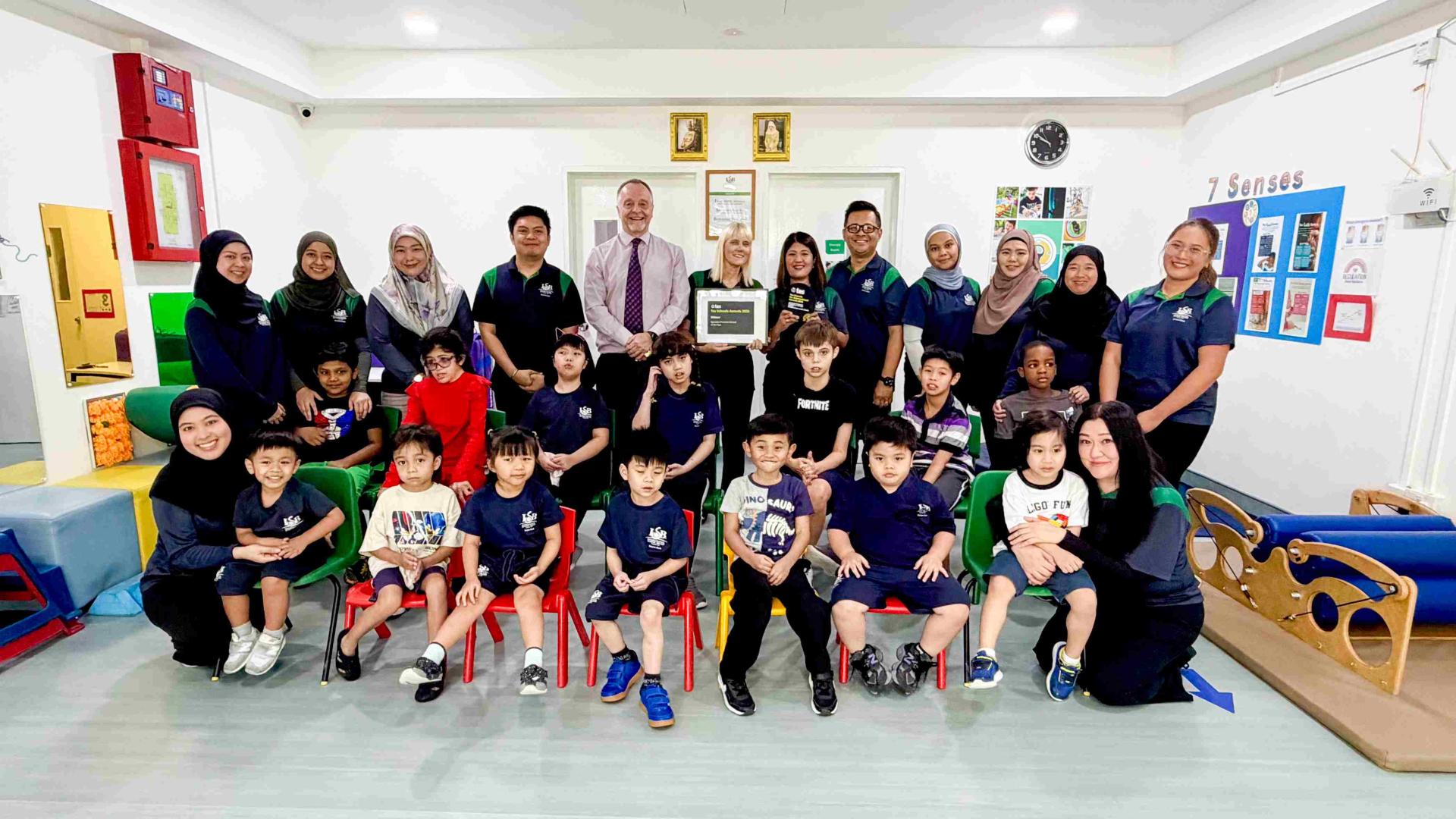 汶莱国际学校 执行校长多米尼克莫利、ISB 融合教育主管兼 ISB 融合学习中心 (CIL) 主任苏西拉什女士；以及 CIL 的学生和教职员工合影。