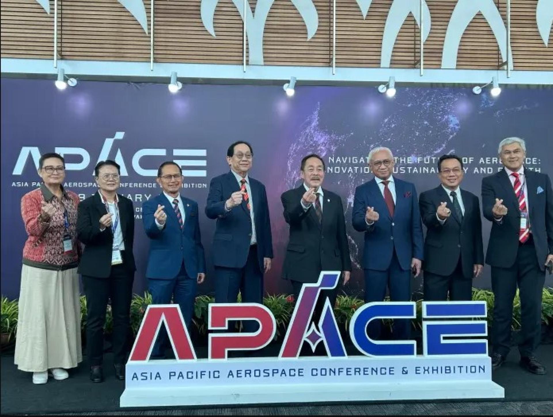 沙加（右4）与其他嘉宾于2026年1月29日在古晋婆罗洲会展中心（BCCK）出席亚太航空航天大会与展览（APACE 2026）合影。