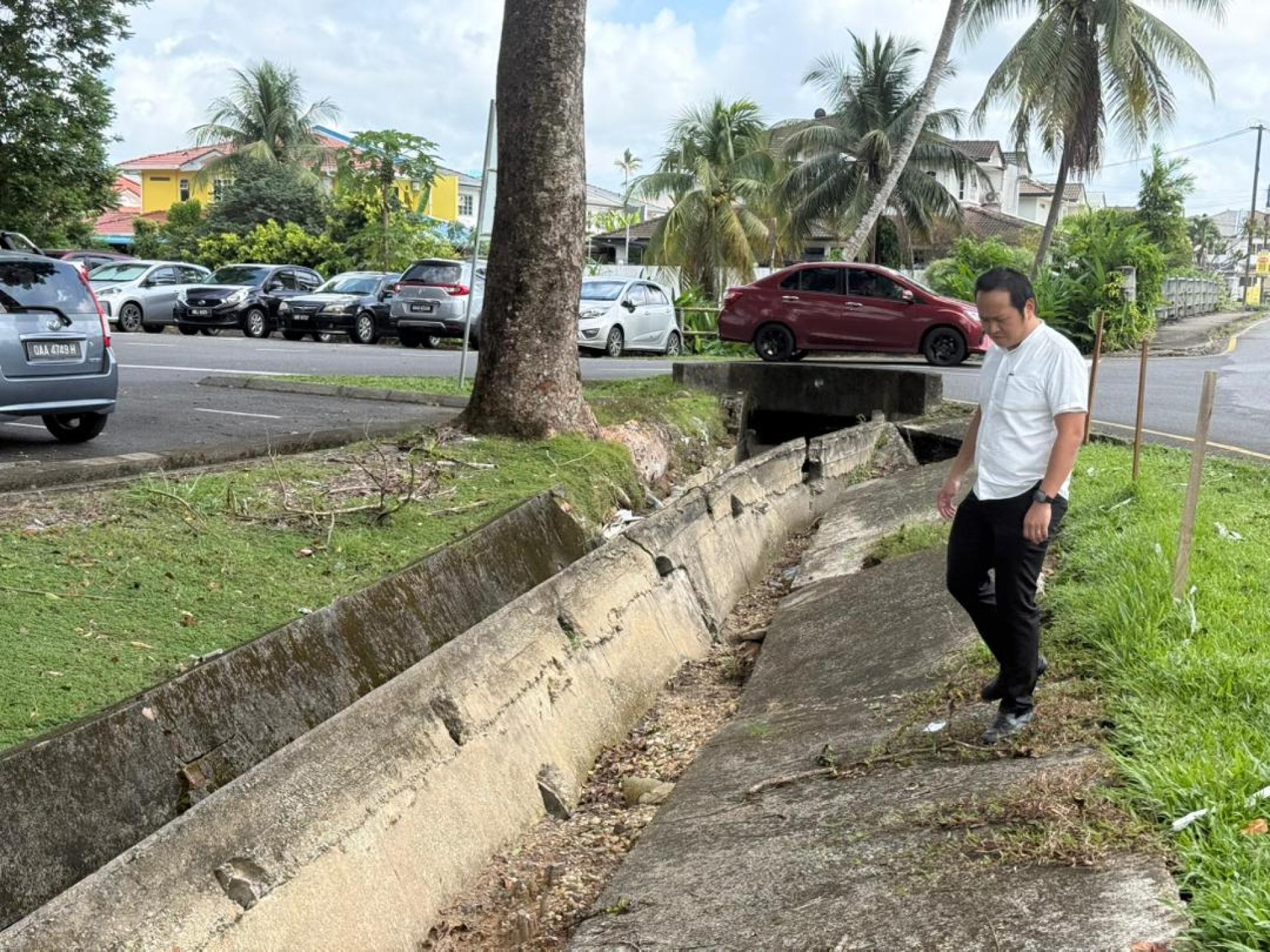 江峰年视察发现其中一段沟渠已经崩塌。