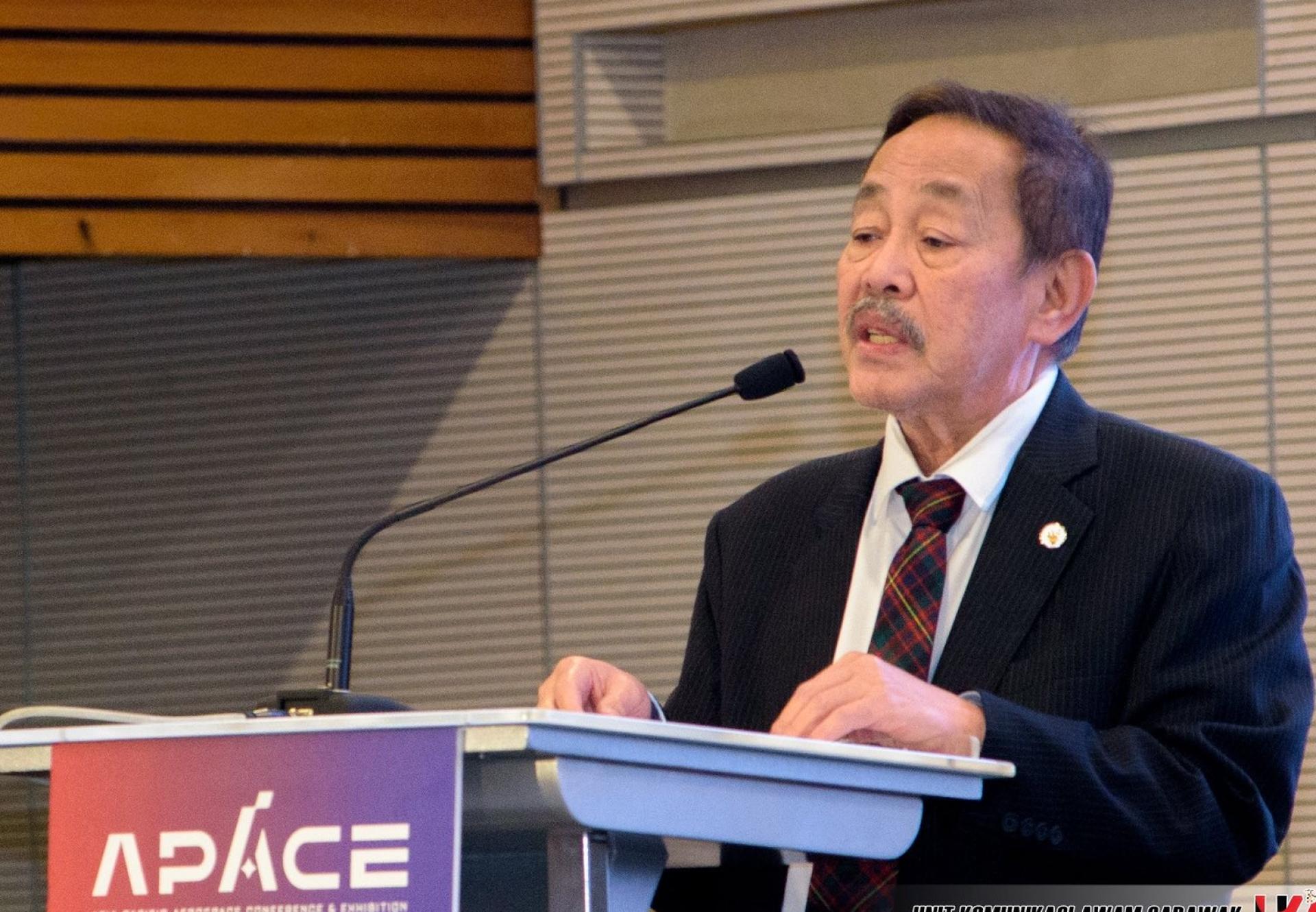 罗伦沙加发言一瞥。