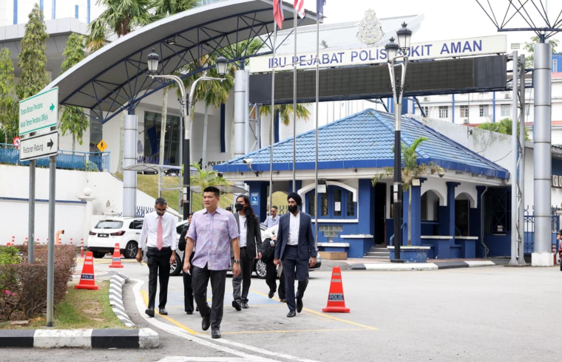 刁健城（前）完成录供程序后，与律师团队离开全国警察总部。