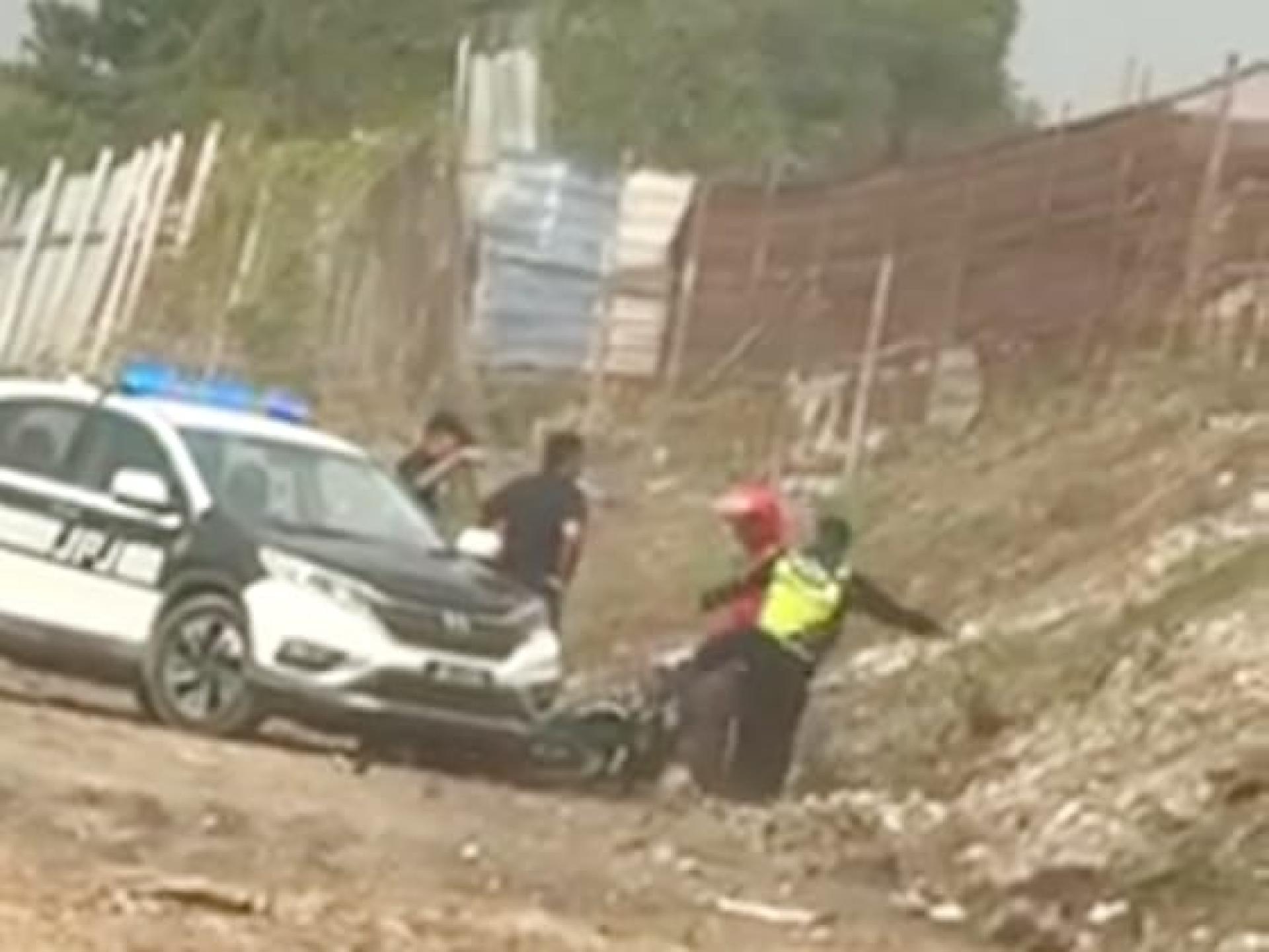 疑似陆路交通局官员在追到一名骑士后，其中一人突对后者动粗，这段疑似涉及暴力执法的偷拍视频，近日在社交媒体疯传，引起热议。