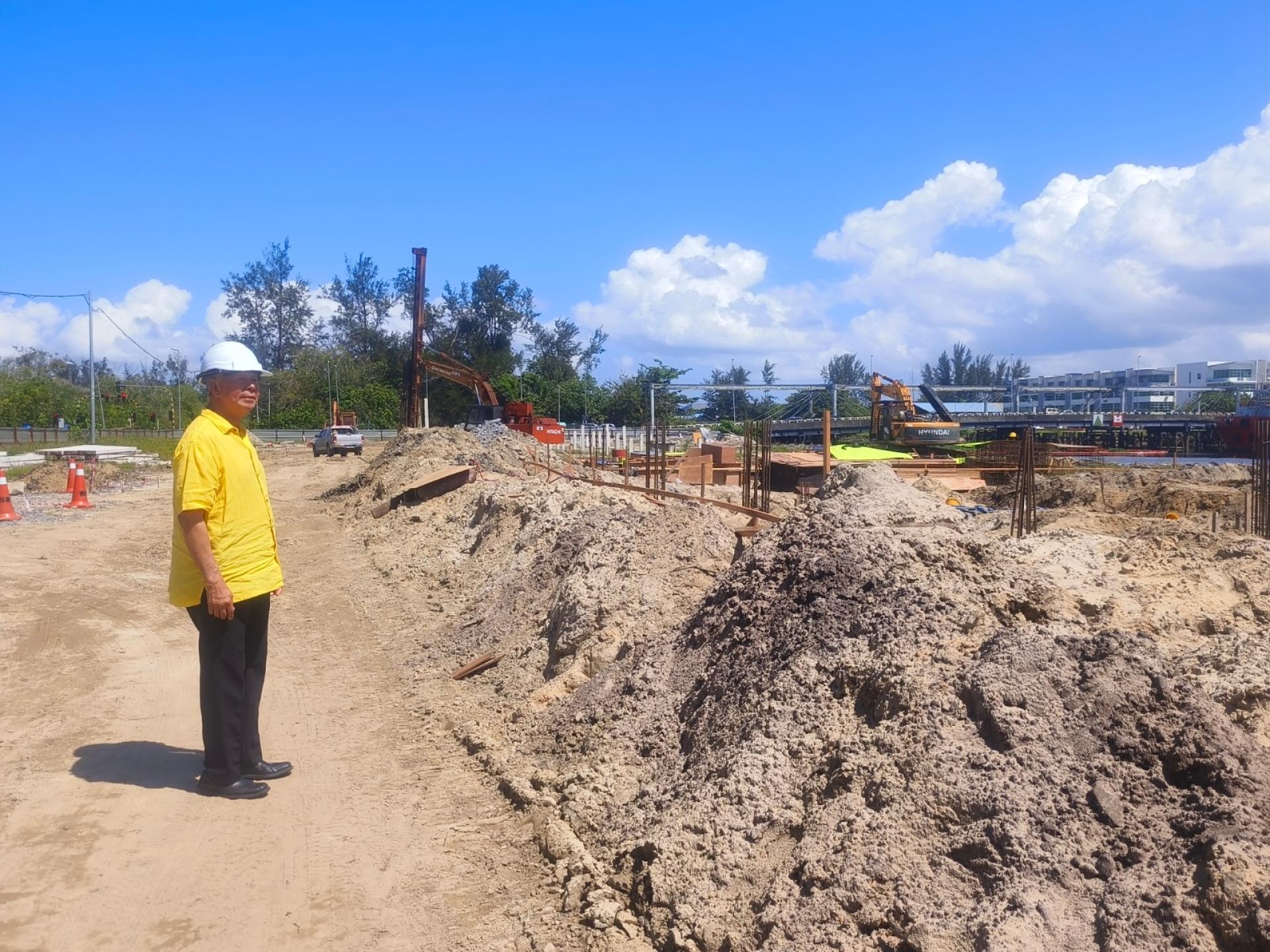 砂拉越旅游副部长拿督陈超耀巡视了解卑尔骚自然保护区探索中心工程进度。