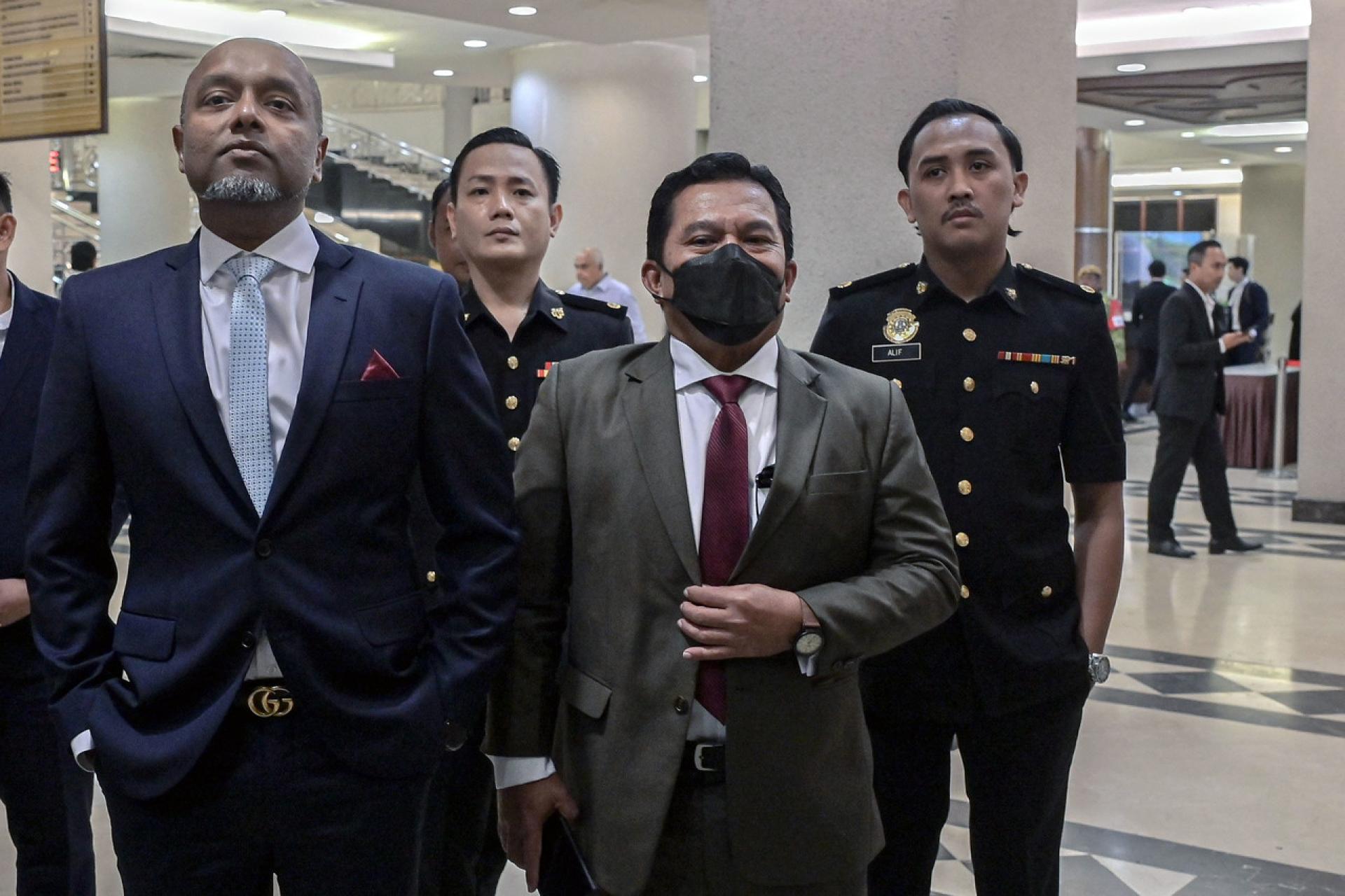 拉扎里（右2）周四在地庭被控3项罪名，不过他一概不认罪。