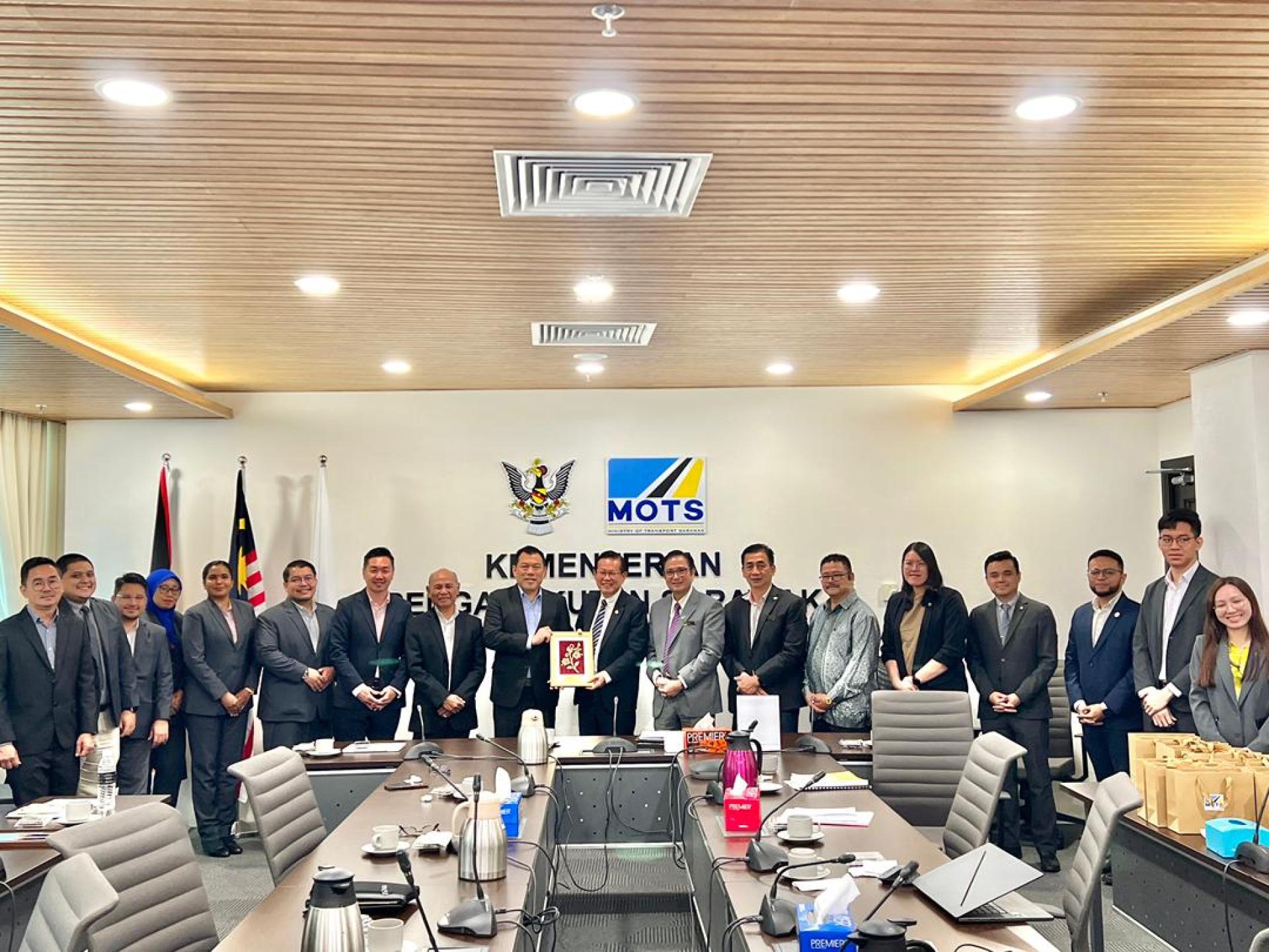 260129tcb02. 霹雳州旅游、工业、投资和走廊发展行政议员罗思义议员（左9）赠送纪念品给拿督斯里李景胜。