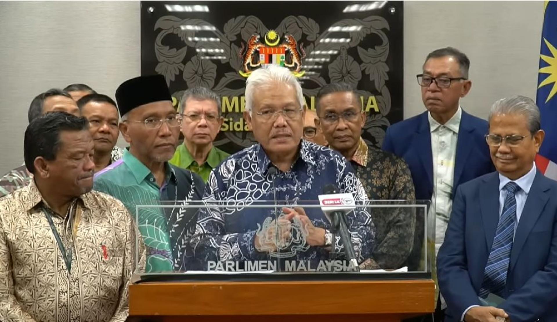 韩沙再努丁（中）：我未受邀出席周四晚在党主席慕尤丁住家所召开的会议。