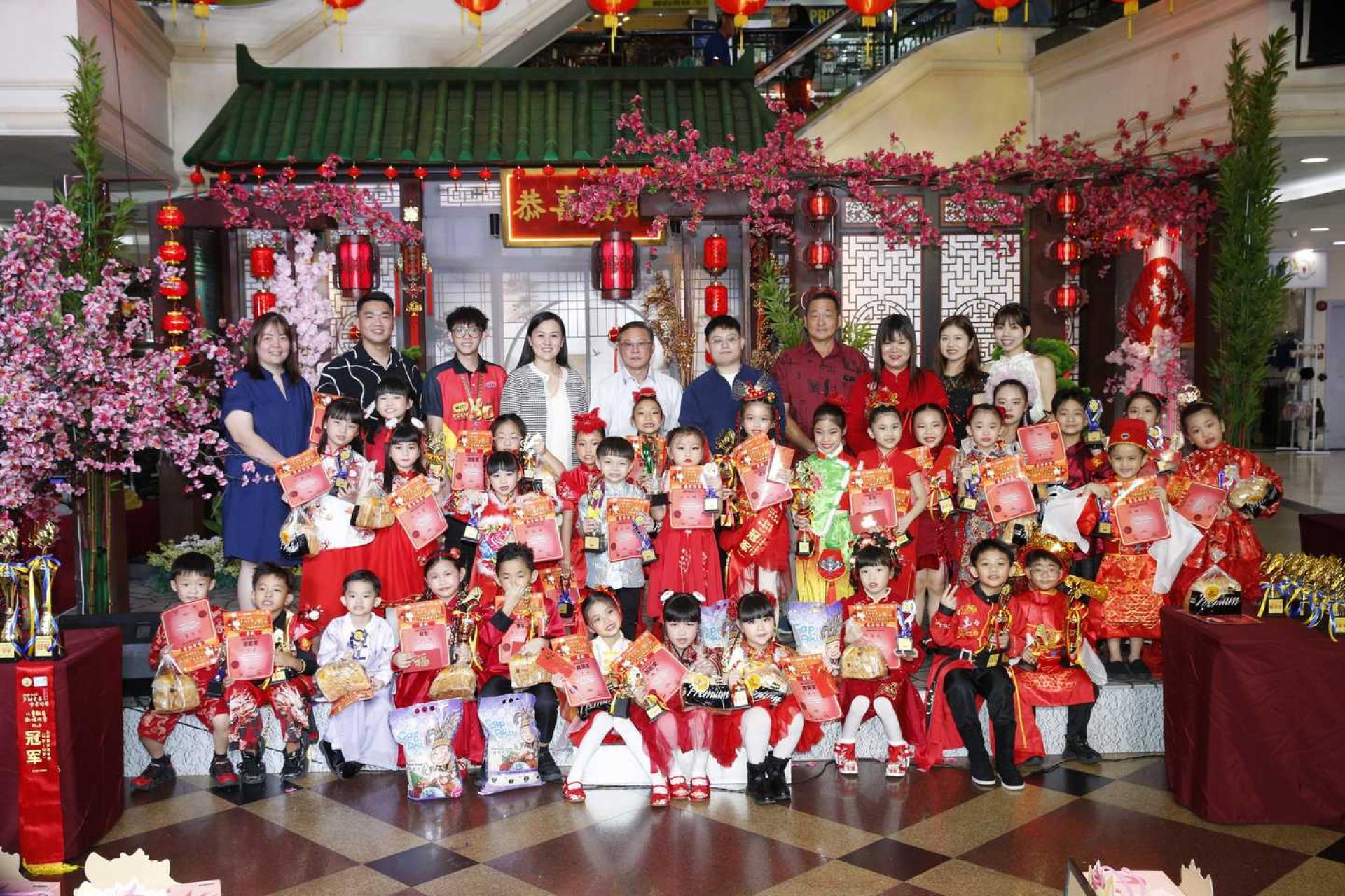 A组4至9岁组全体得奖者合影。