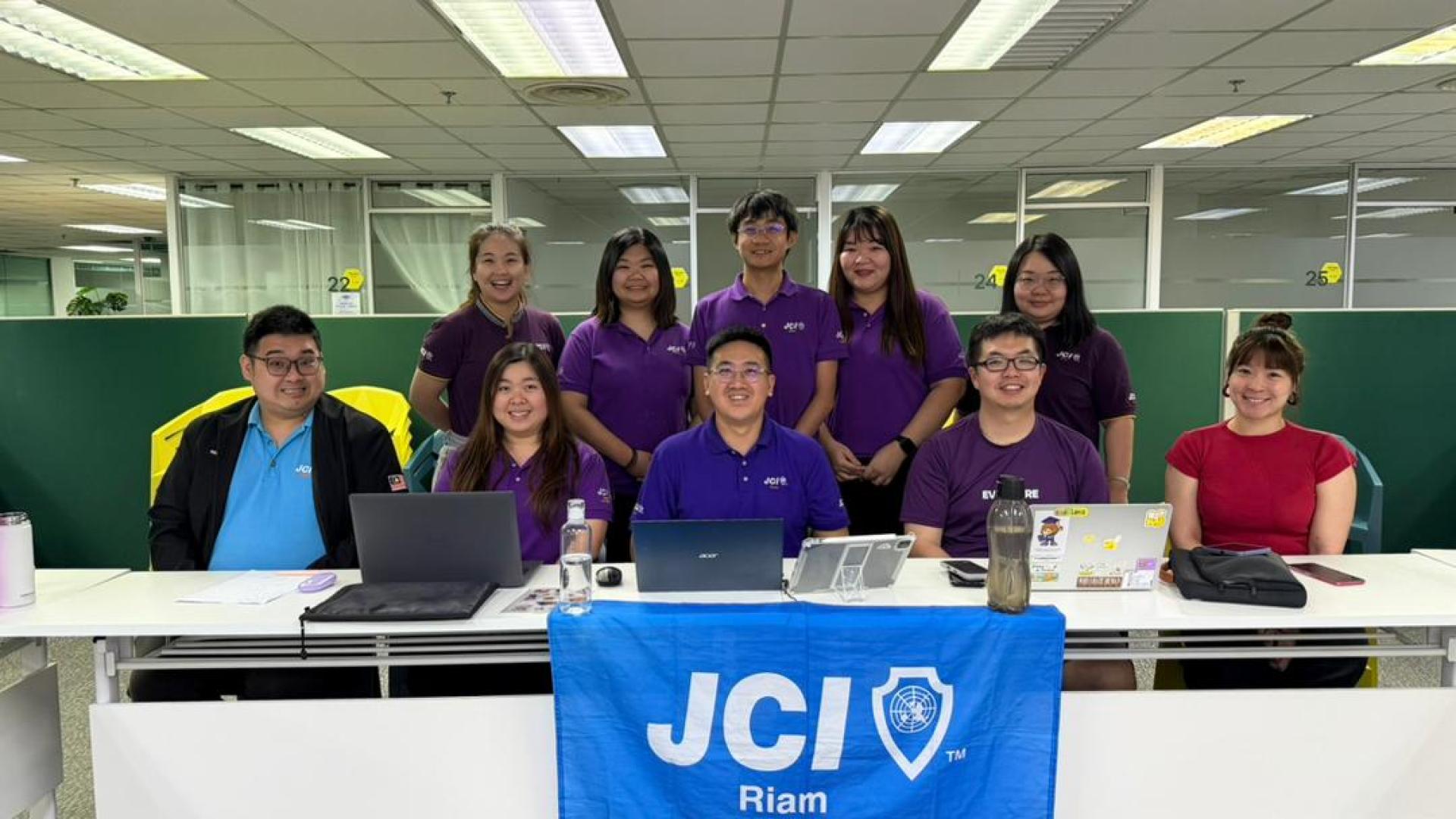 第16届美里廉律国际青年商会就职暨颁奖典礼筹备团队合影。中间坐者筹备会主席林永铧。