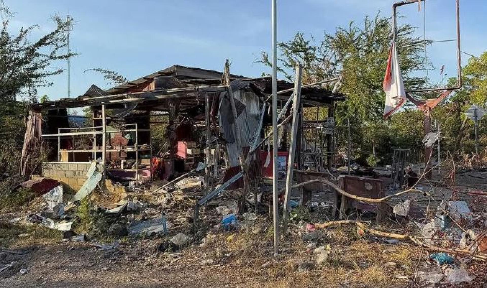 柬埔寨通讯社1月2日发布照片显示，在柬埔寨班迭棉吉省周切村，柬泰士兵发生冲突后，当地多间房屋受损，现场一片狼藉。