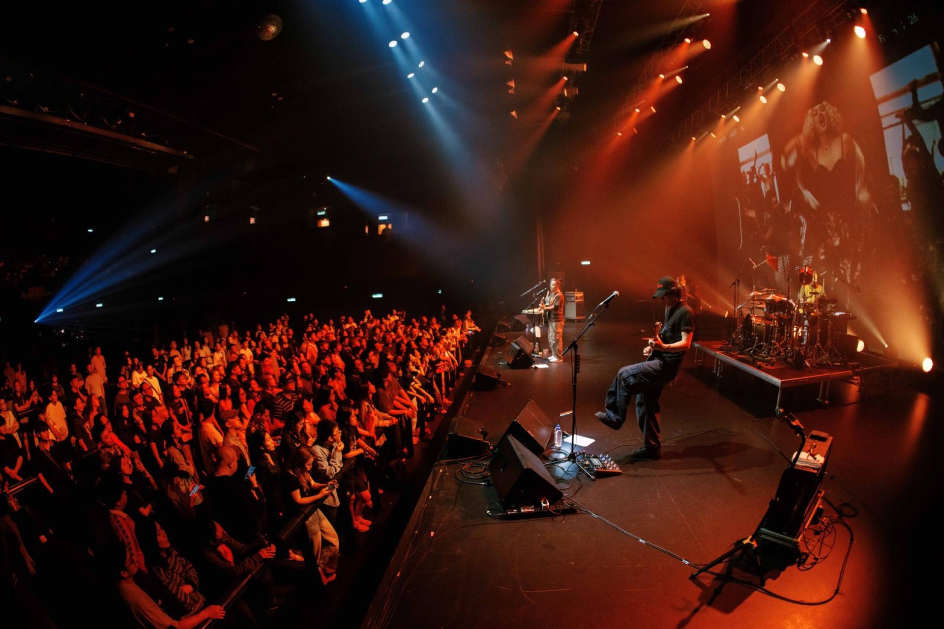 痛仰乐队迅速点燃现场气氛，引发全场大合唱。