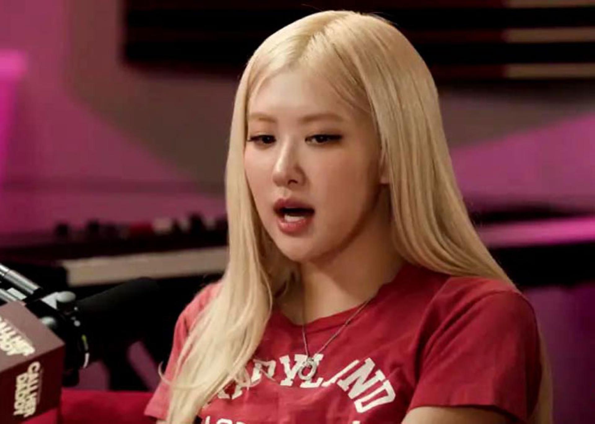 Rose在Alex Cooper的访谈中自爆曾被前男友PUA。她也透露自己过去为了约会不被狗仔拍到，还会上网买假发来戴，甚至连续6个月都扮成老奶奶出门。