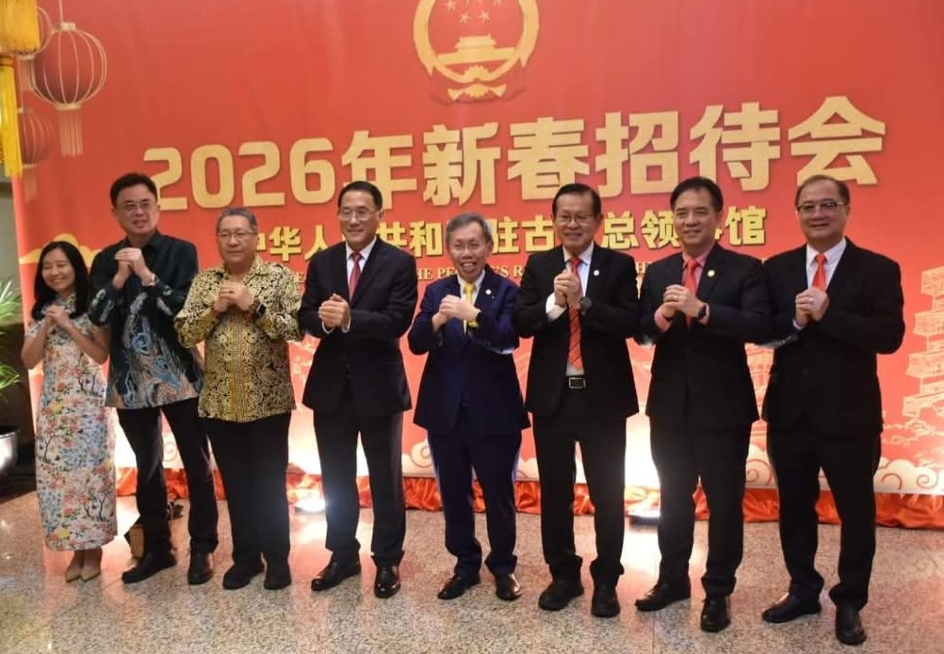 邢伟平总领事（左4）与砂副总理拿督阿玛沈桂贤（右4）及其他在场嘉宾共同献上新年祝福。