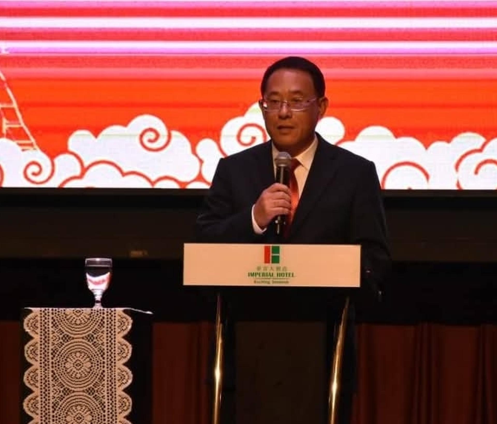 邢伟平总领事在春节招待会上发言。